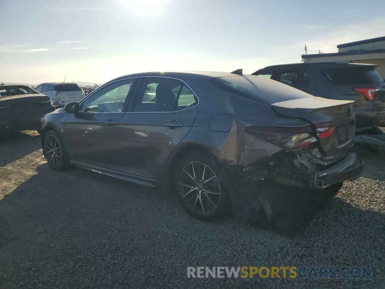 2 fotografías del automóvil dañado 4T1G11AK0RU857549 TOYOTA CAMRY 2024