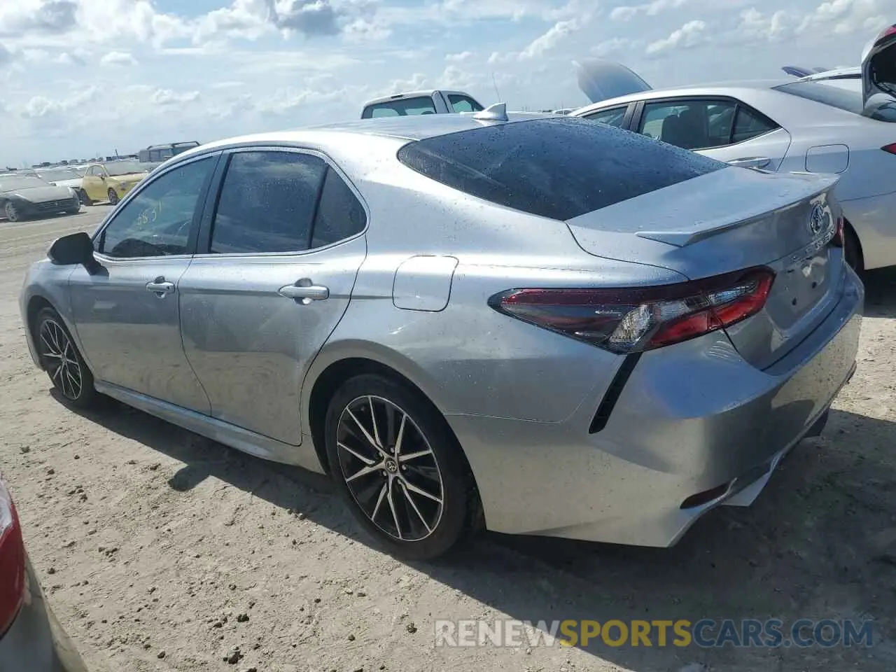 2 fotografías del automóvil dañado 4T1G11AK0RU880894 TOYOTA CAMRY 2024