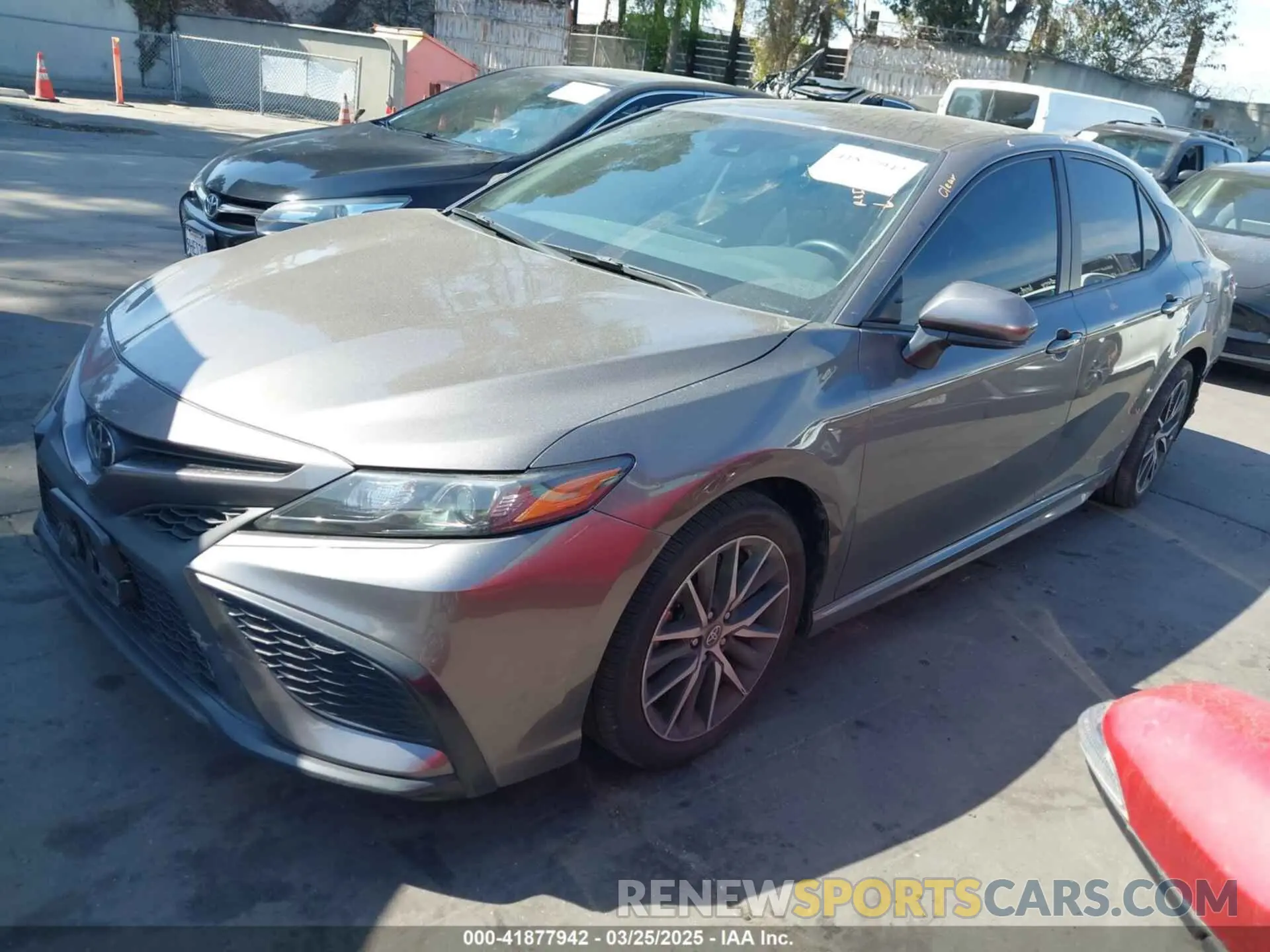 2 fotografías del automóvil dañado 4T1G11AK0RU917443 TOYOTA CAMRY 2024