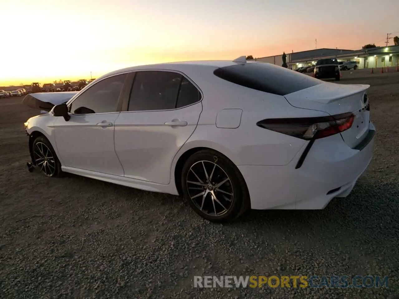 2 fotografías del automóvil dañado 4T1G11AK0RU919368 TOYOTA CAMRY 2024
