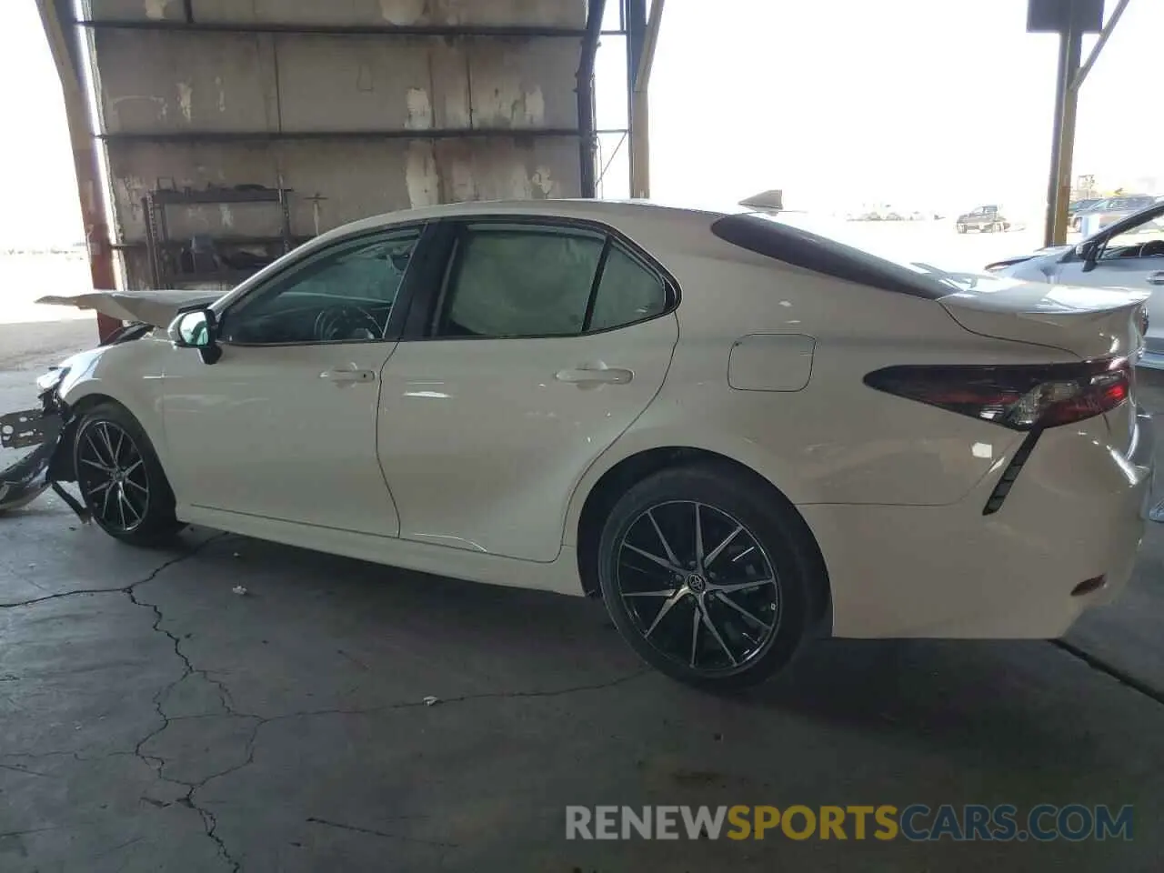 2 fotografías del automóvil dañado 4T1G11AK1RU191284 TOYOTA CAMRY 2024