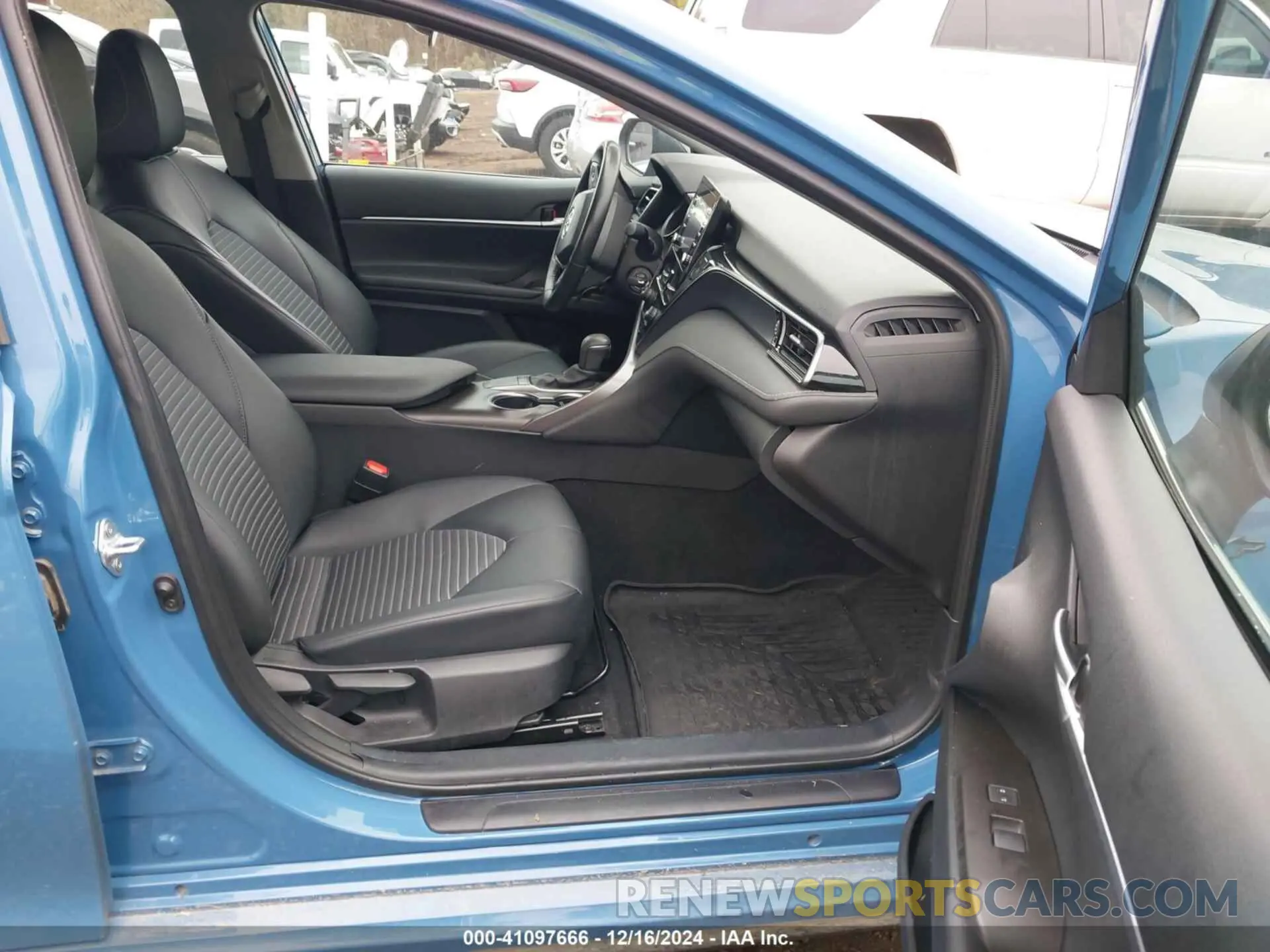 5 fotografías del automóvil dañado 4T1G11AK1RU202638 TOYOTA CAMRY 2024