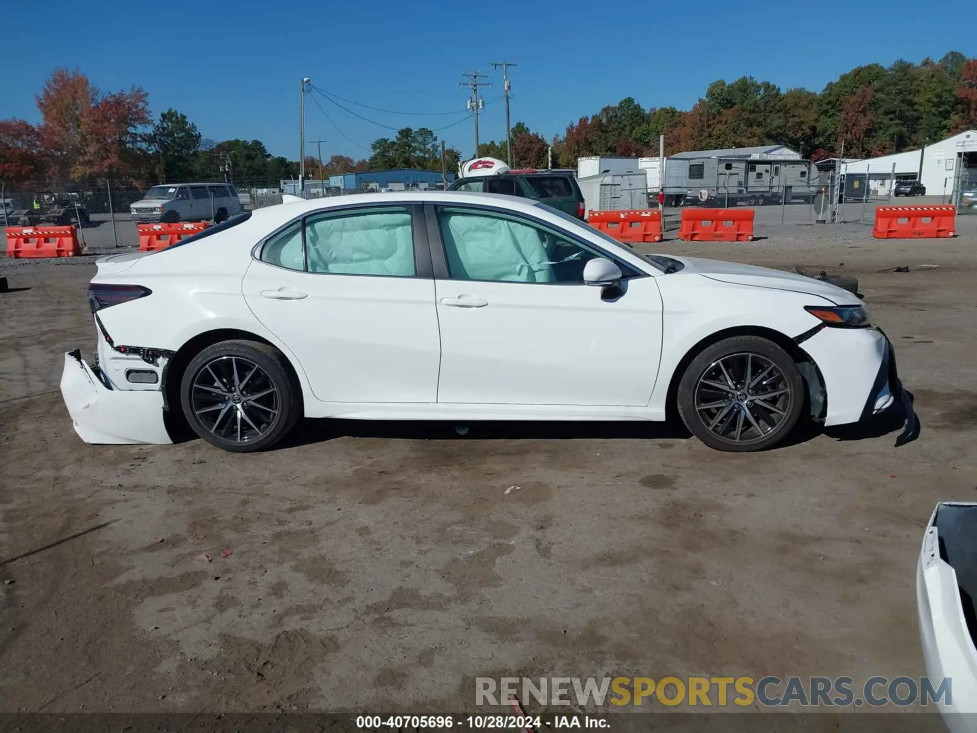 13 fotografías del automóvil dañado 4T1G11AK1RU227443 TOYOTA CAMRY 2024
