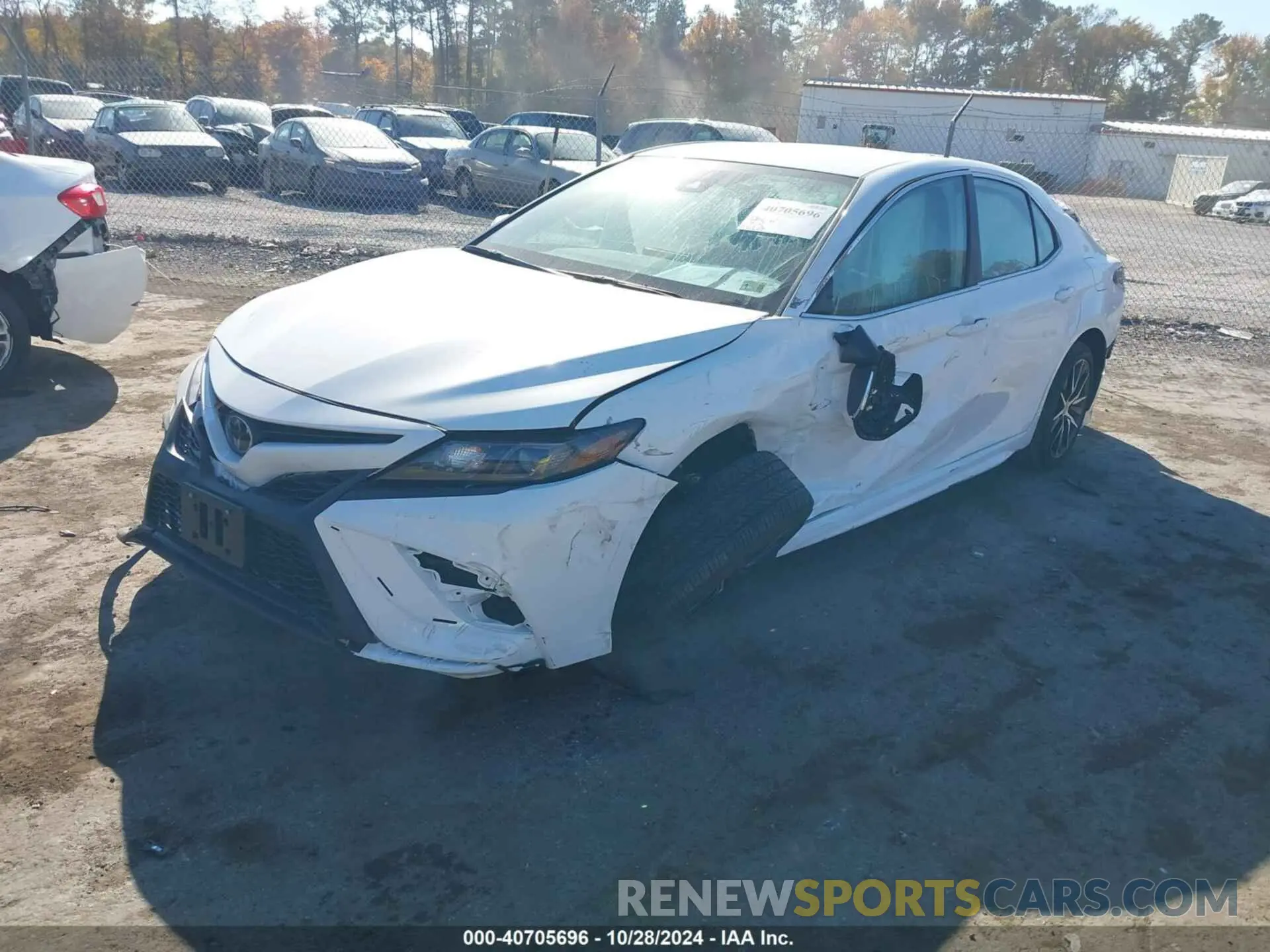 2 fotografías del automóvil dañado 4T1G11AK1RU227443 TOYOTA CAMRY 2024