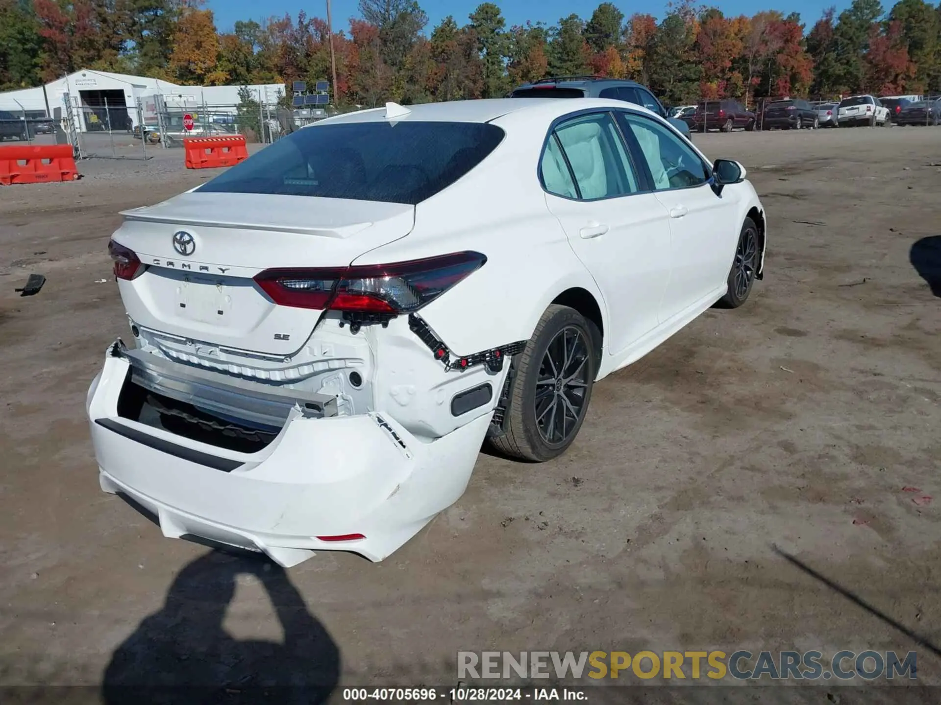 4 fotografías del automóvil dañado 4T1G11AK1RU227443 TOYOTA CAMRY 2024