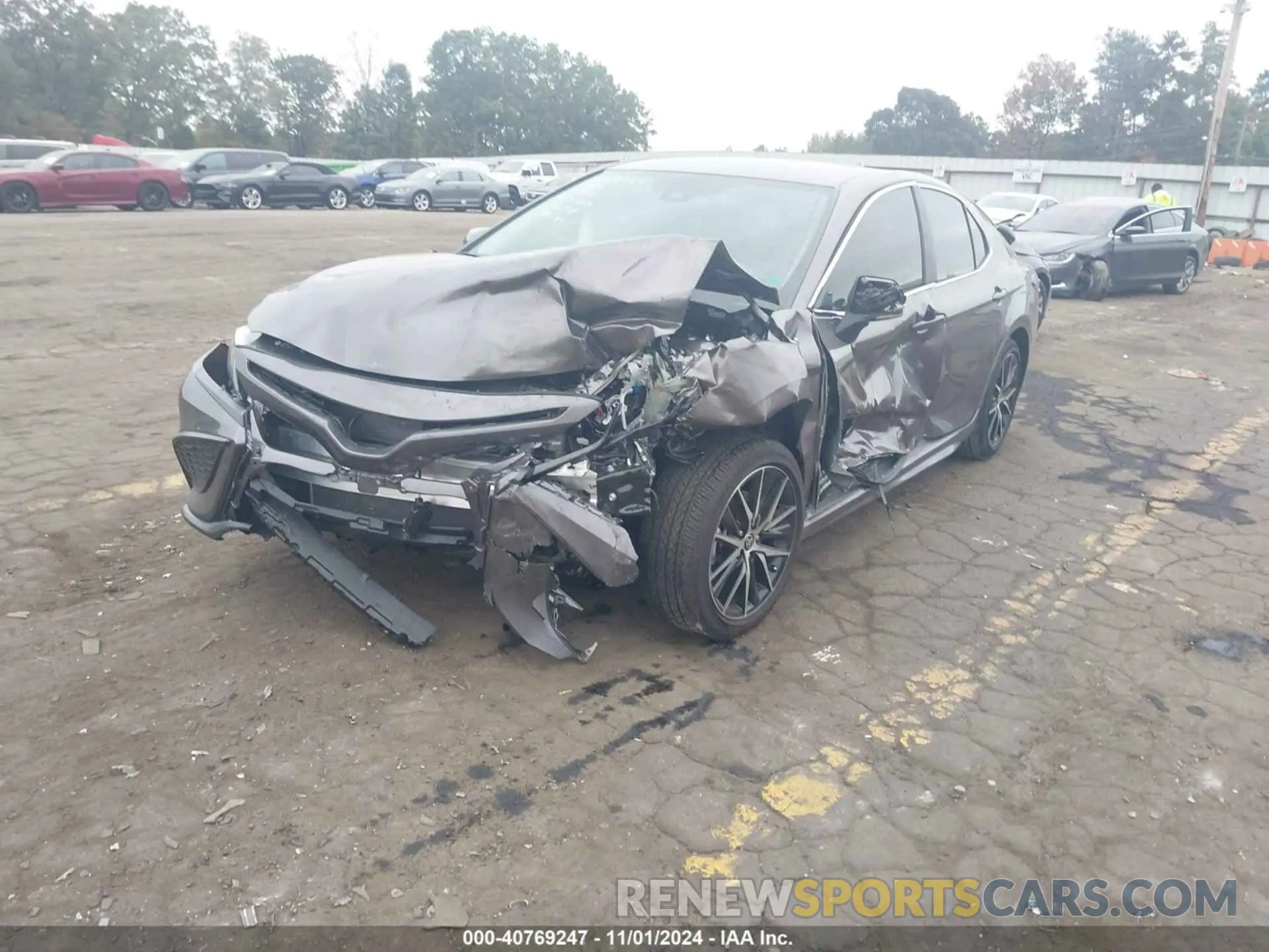 2 fotografías del automóvil dañado 4T1G11AK1RU263830 TOYOTA CAMRY 2024