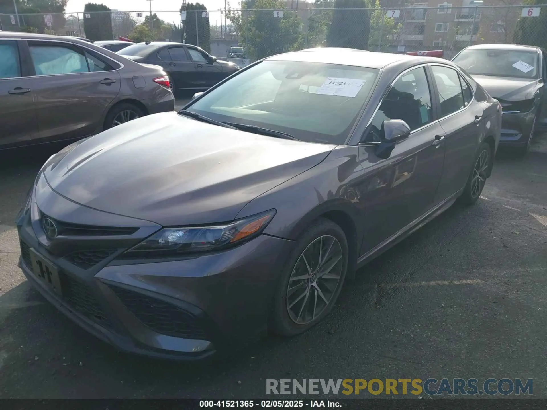 2 fotografías del automóvil dañado 4T1G11AK1RU853705 TOYOTA CAMRY 2024