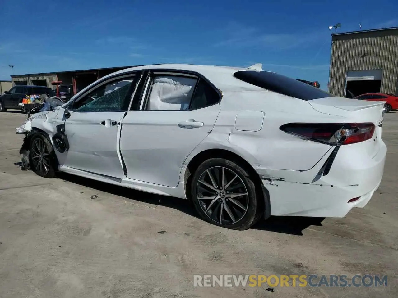 2 fotografías del automóvil dañado 4T1G11AK1RU856670 TOYOTA CAMRY 2024