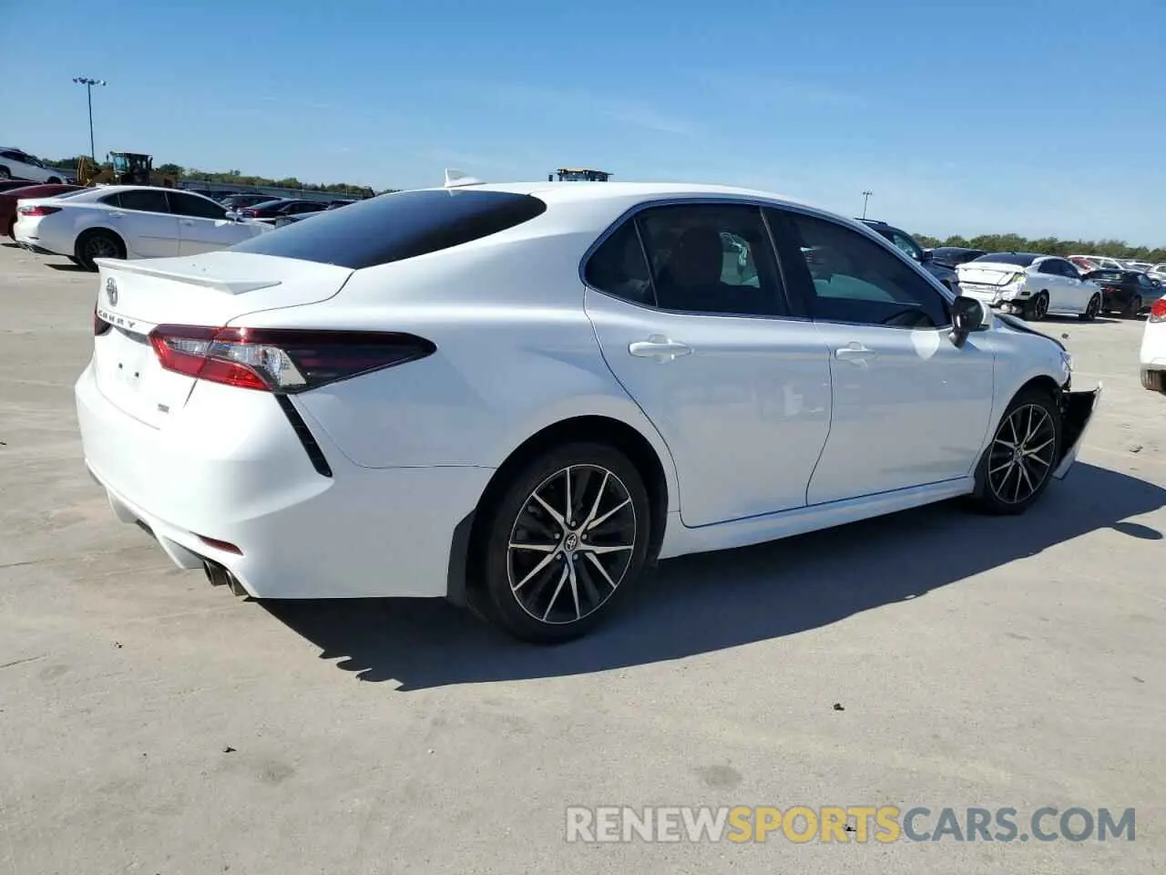 3 fotografías del automóvil dañado 4T1G11AK1RU856670 TOYOTA CAMRY 2024