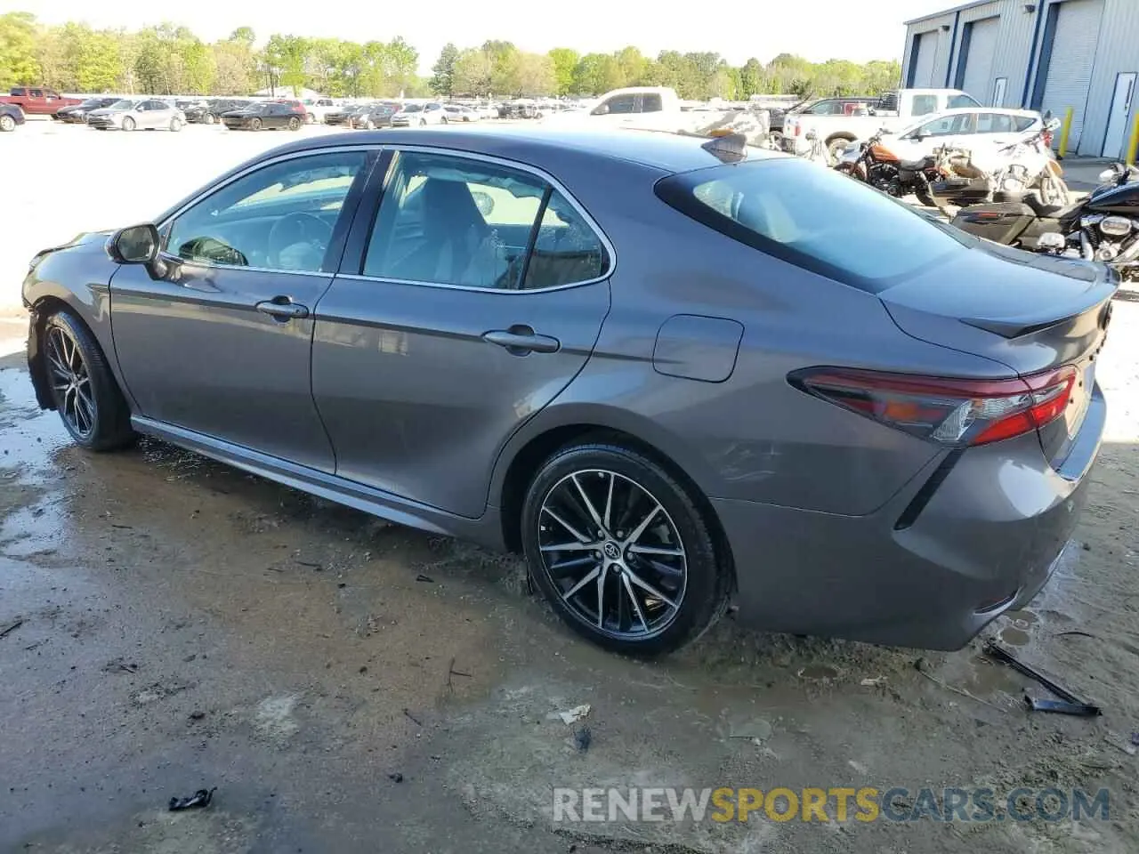 2 fotografías del automóvil dañado 4T1G11AK1RU862498 TOYOTA CAMRY 2024