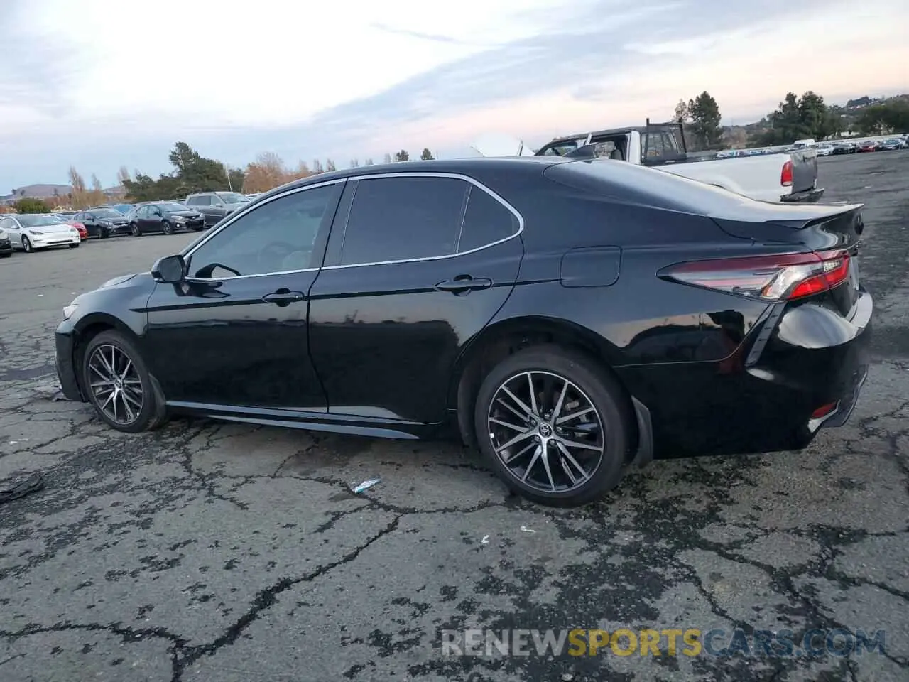 2 fotografías del automóvil dañado 4T1G11AK2RU195425 TOYOTA CAMRY 2024