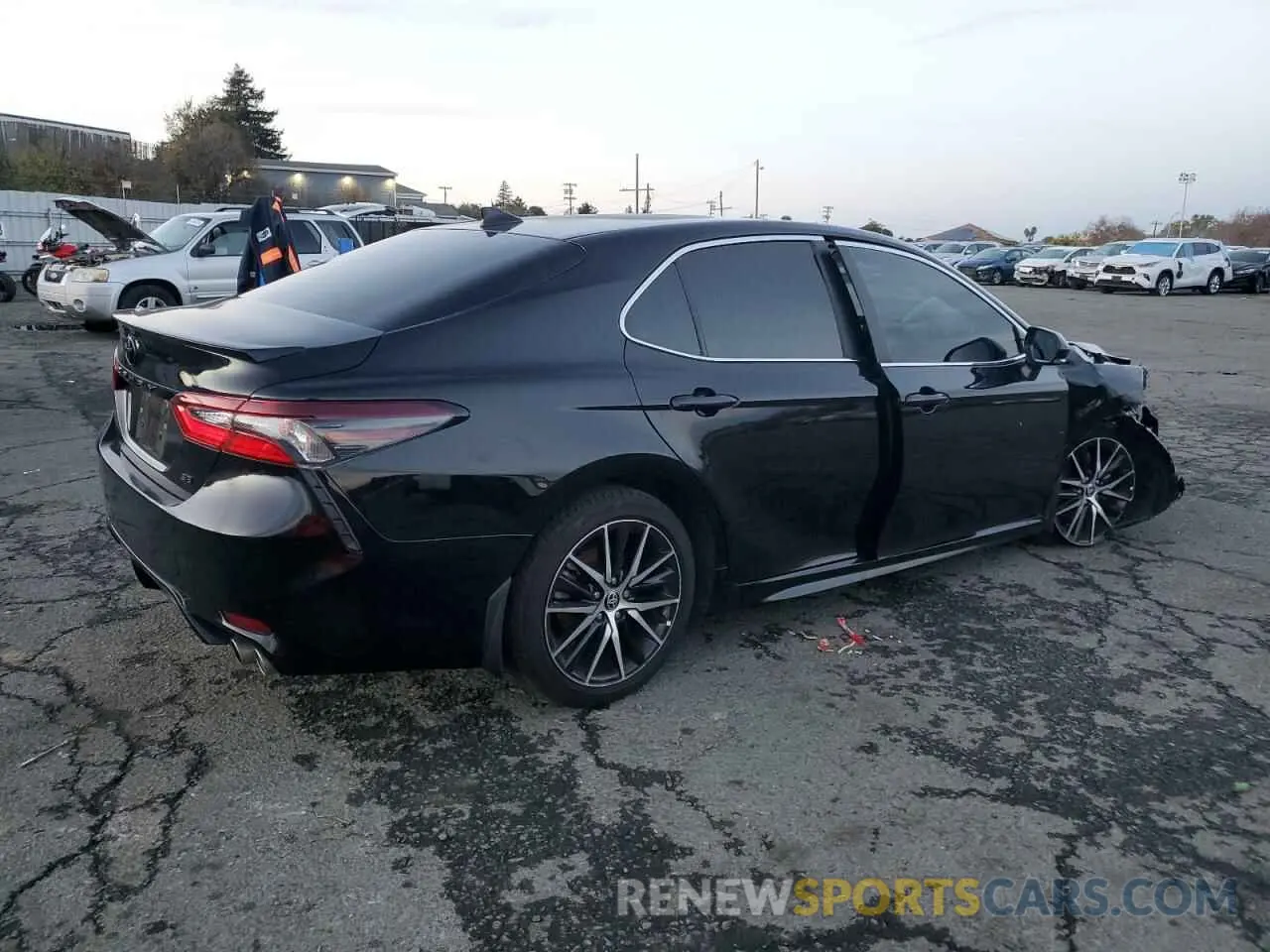 3 fotografías del automóvil dañado 4T1G11AK2RU195425 TOYOTA CAMRY 2024