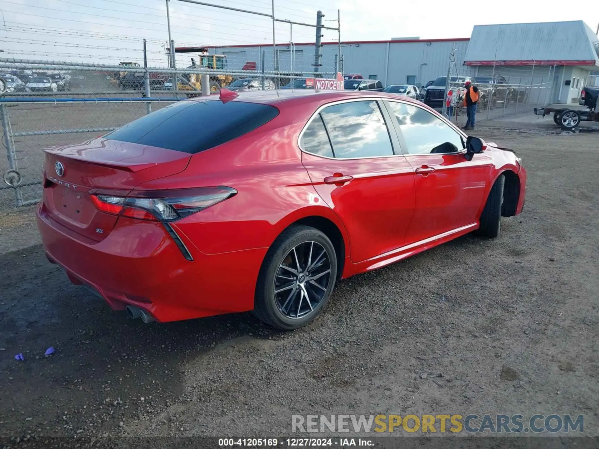 4 fotografías del automóvil dañado 4T1G11AK2RU201871 TOYOTA CAMRY 2024