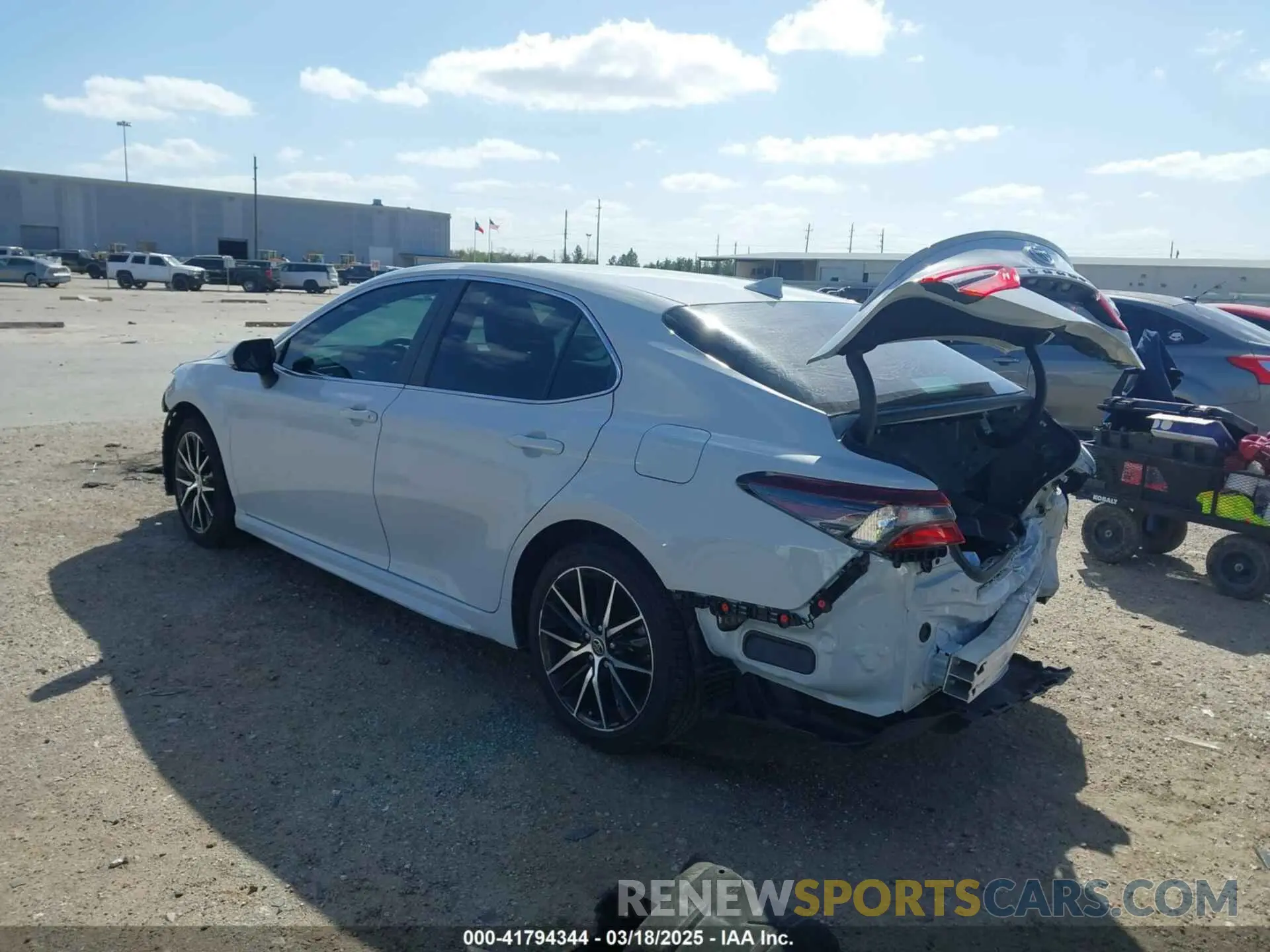3 fotografías del automóvil dañado 4T1G11AK2RU212191 TOYOTA CAMRY 2024