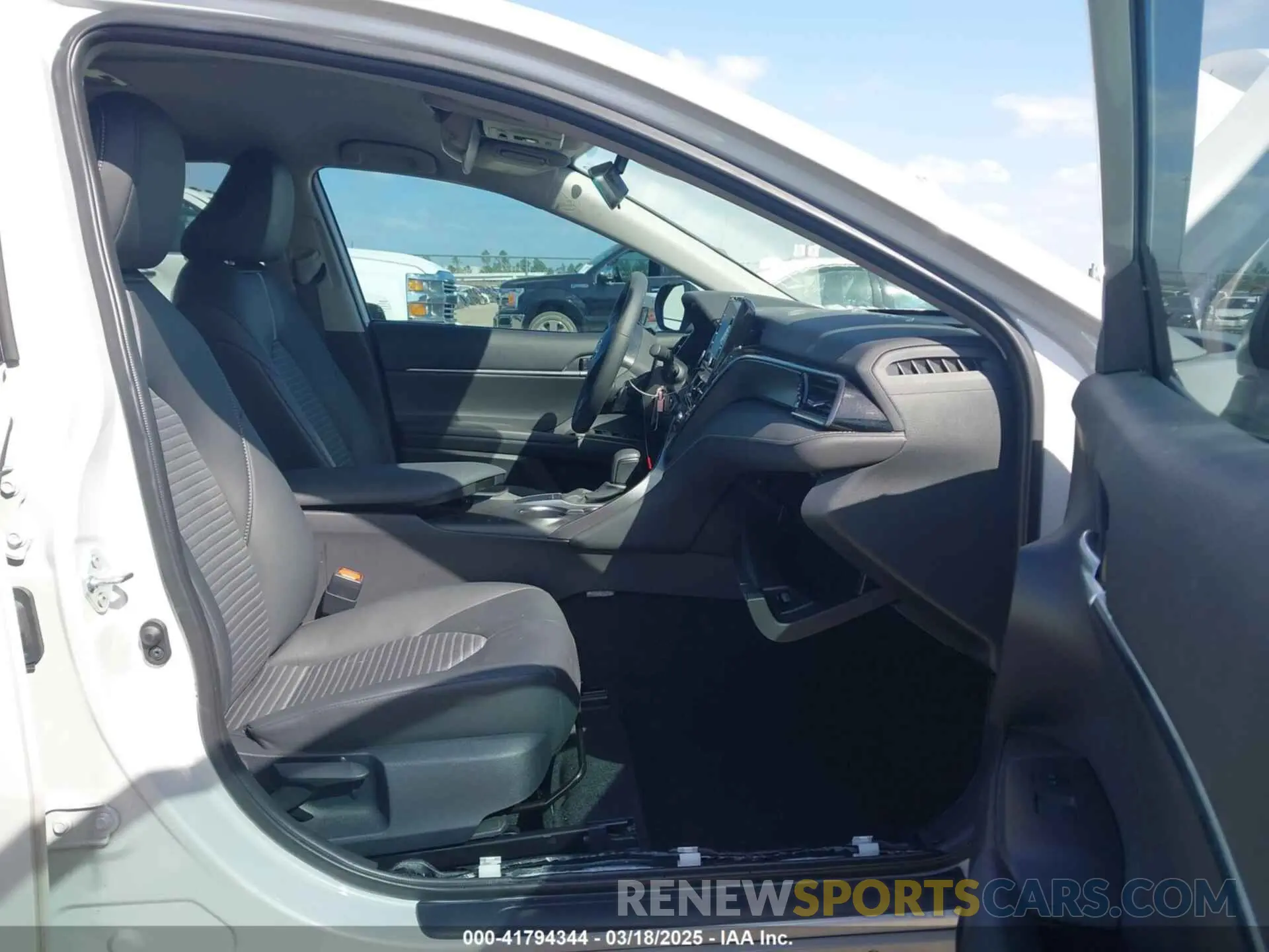 5 fotografías del automóvil dañado 4T1G11AK2RU212191 TOYOTA CAMRY 2024