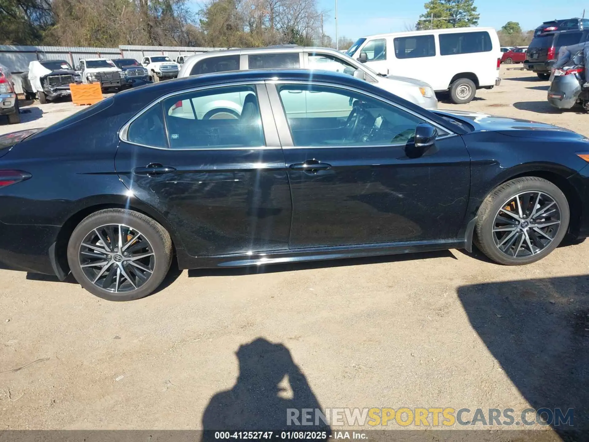 13 fotografías del automóvil dañado 4T1G11AK2RU215382 TOYOTA CAMRY 2024