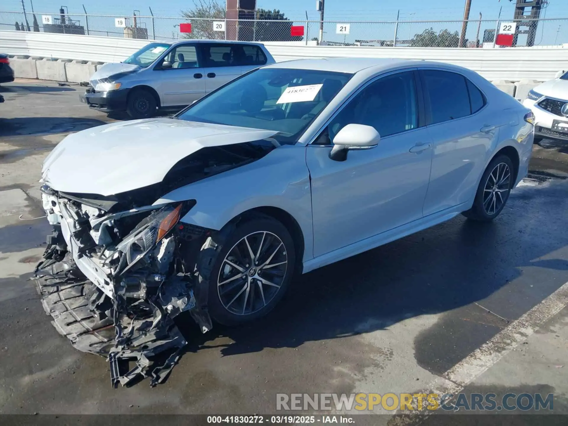 2 fotografías del automóvil dañado 4T1G11AK2RU240279 TOYOTA CAMRY 2024