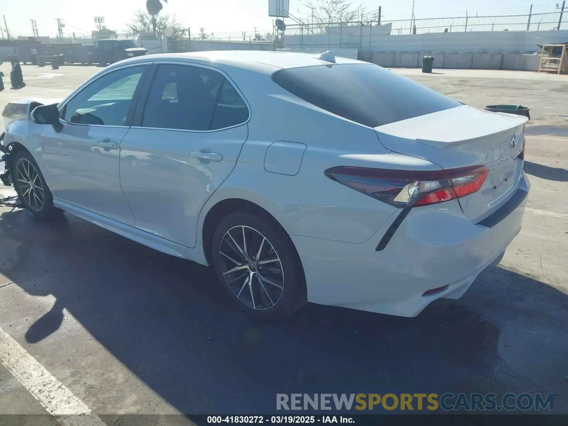 3 fotografías del automóvil dañado 4T1G11AK2RU240279 TOYOTA CAMRY 2024