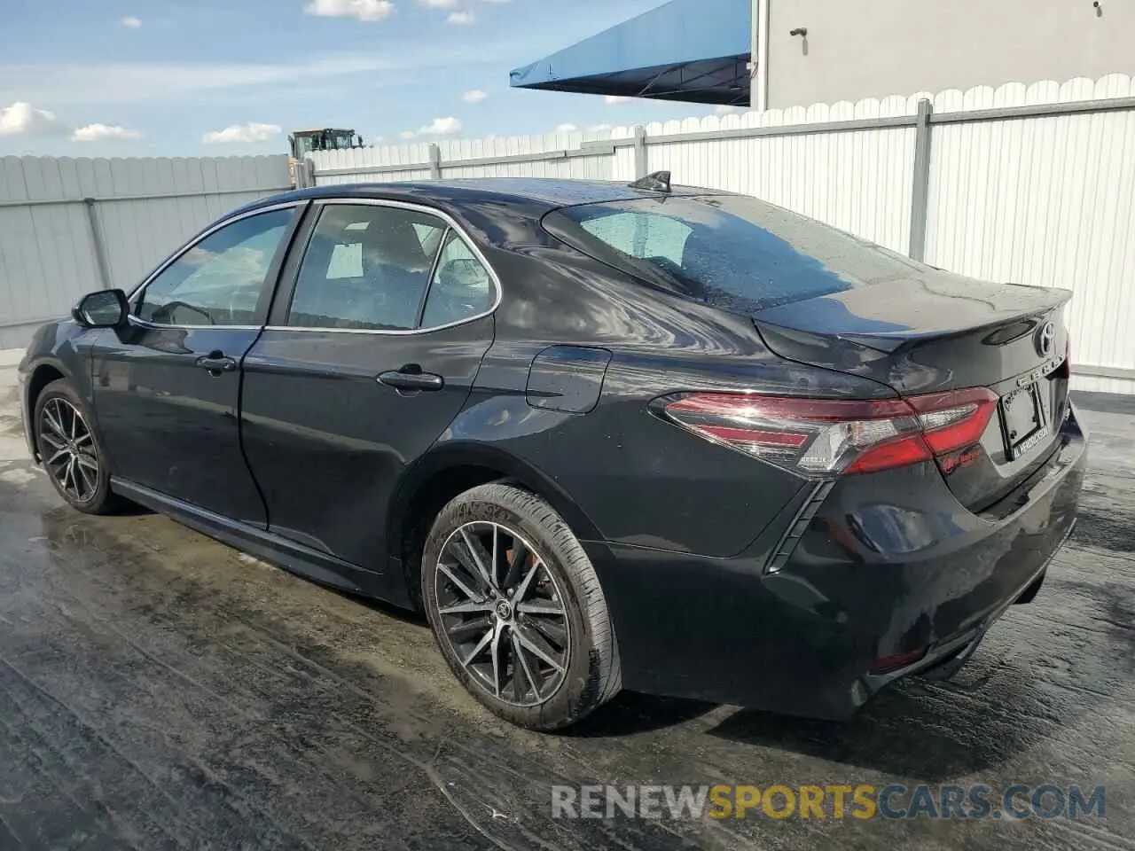 2 fotografías del automóvil dañado 4T1G11AK2RU247085 TOYOTA CAMRY 2024