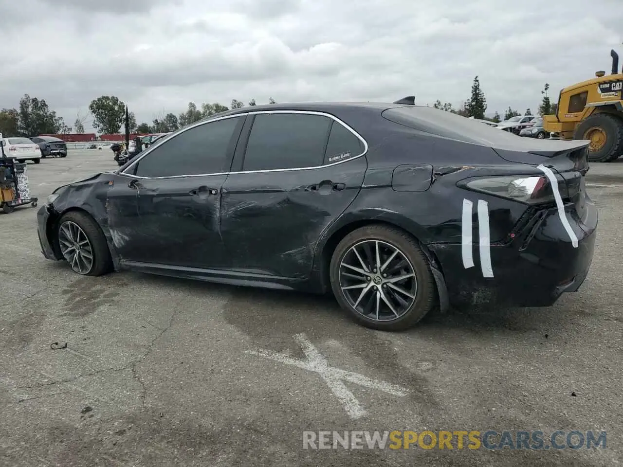 2 fotografías del automóvil dañado 4T1G11AK2RU257812 TOYOTA CAMRY 2024