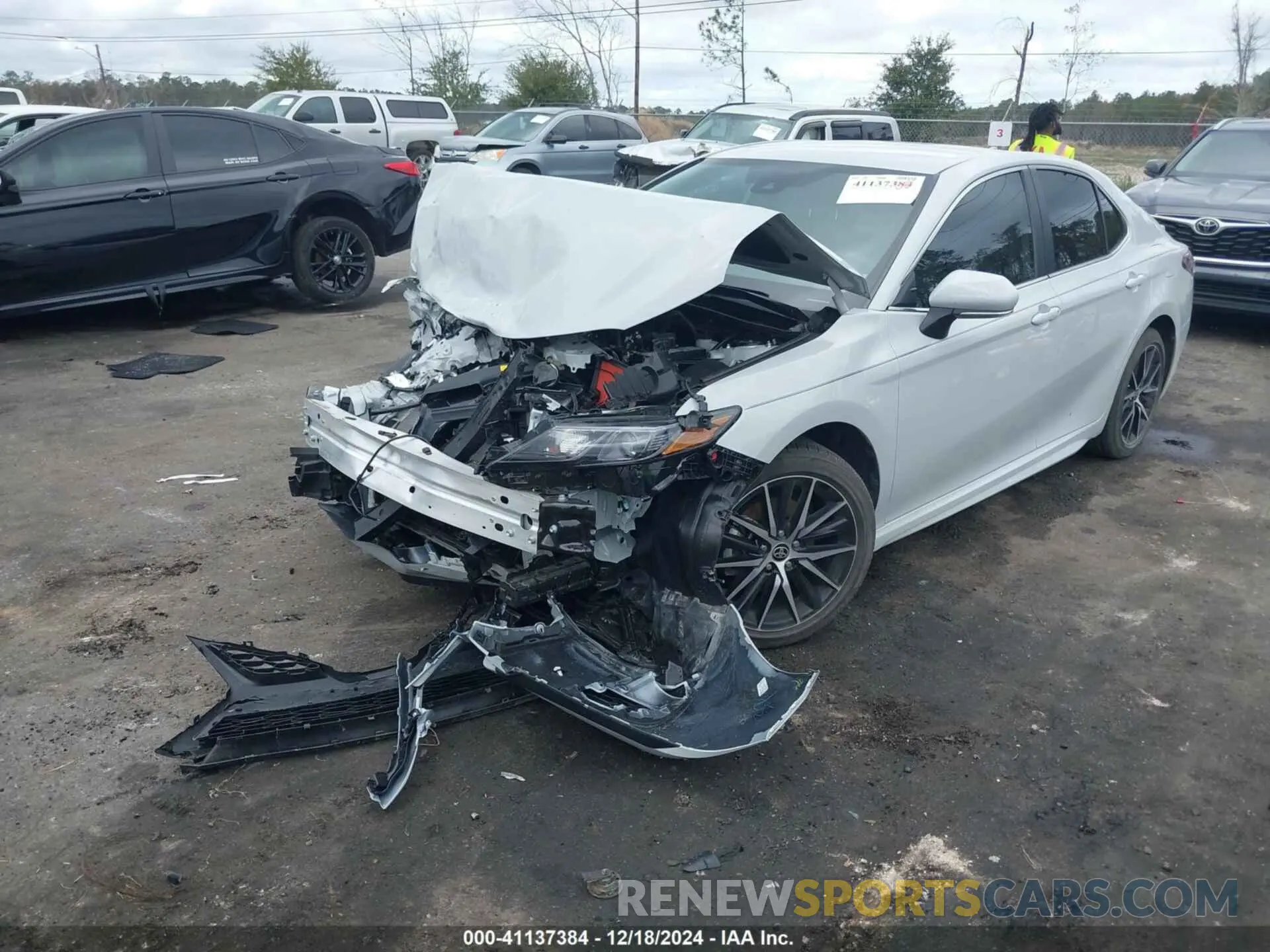 2 fotografías del automóvil dañado 4T1G11AK2RU265344 TOYOTA CAMRY 2024