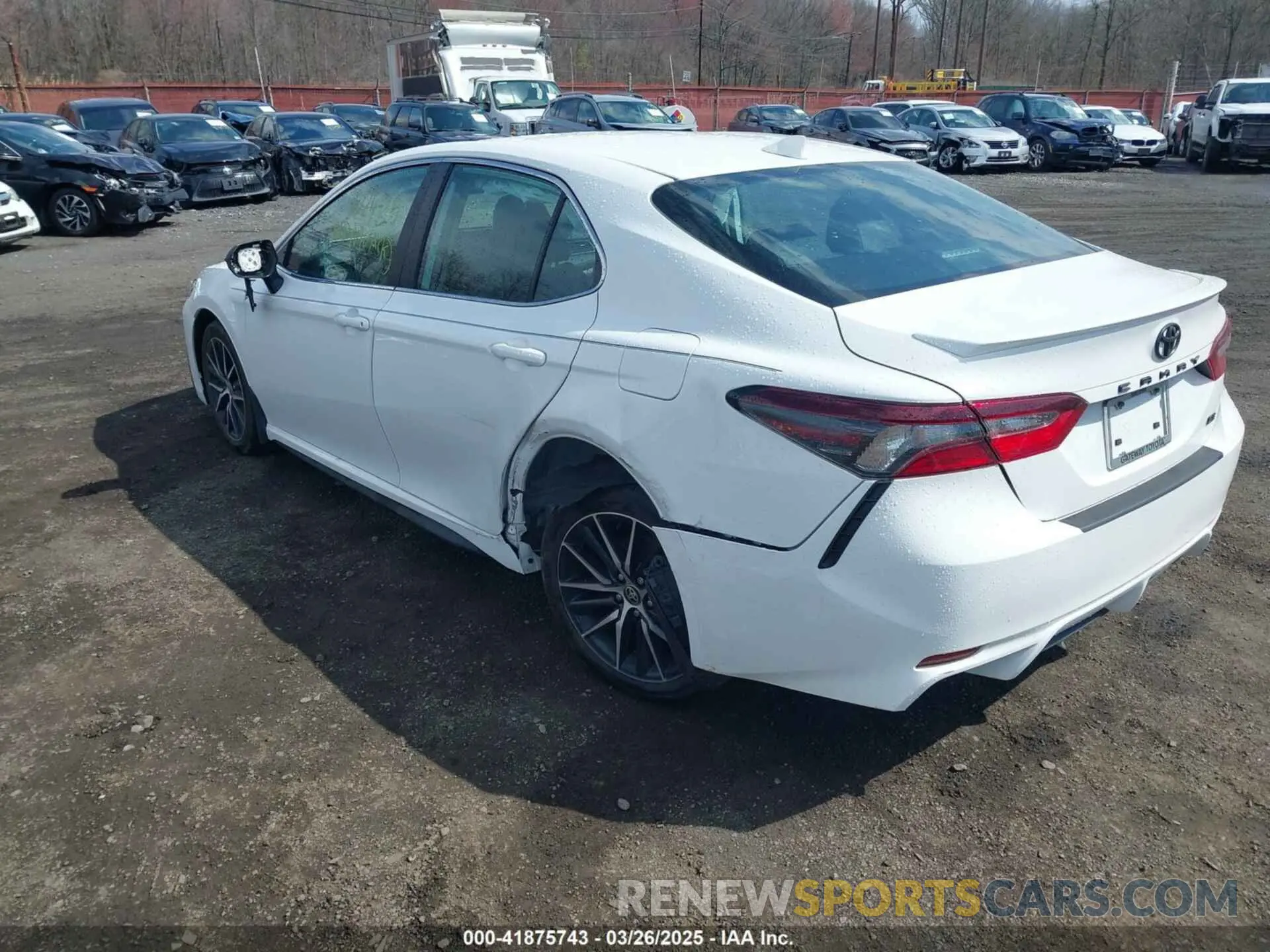 3 fotografías del automóvil dañado 4T1G11AK2RU840512 TOYOTA CAMRY 2024