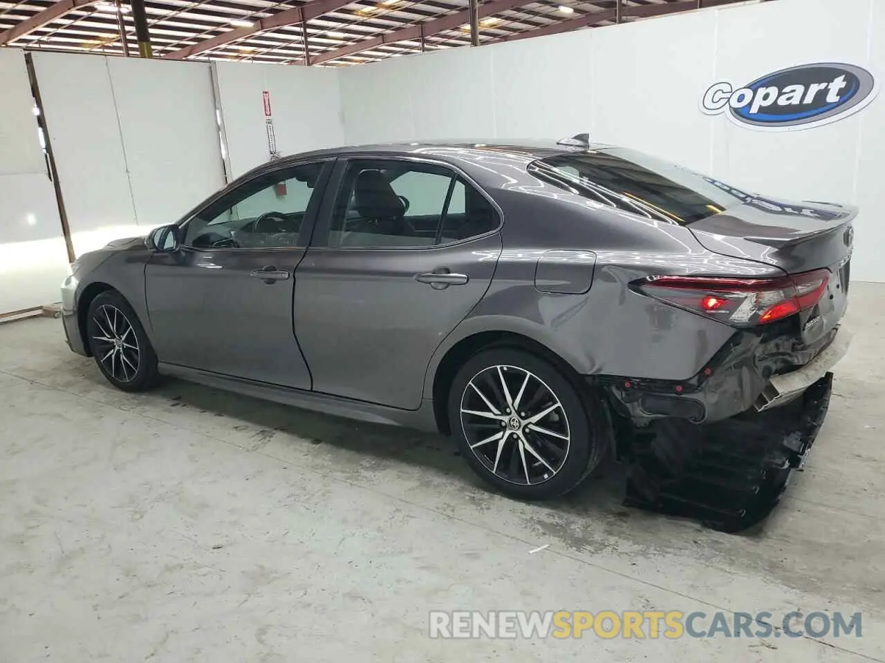 2 fotografías del automóvil dañado 4T1G11AK2RU851073 TOYOTA CAMRY 2024