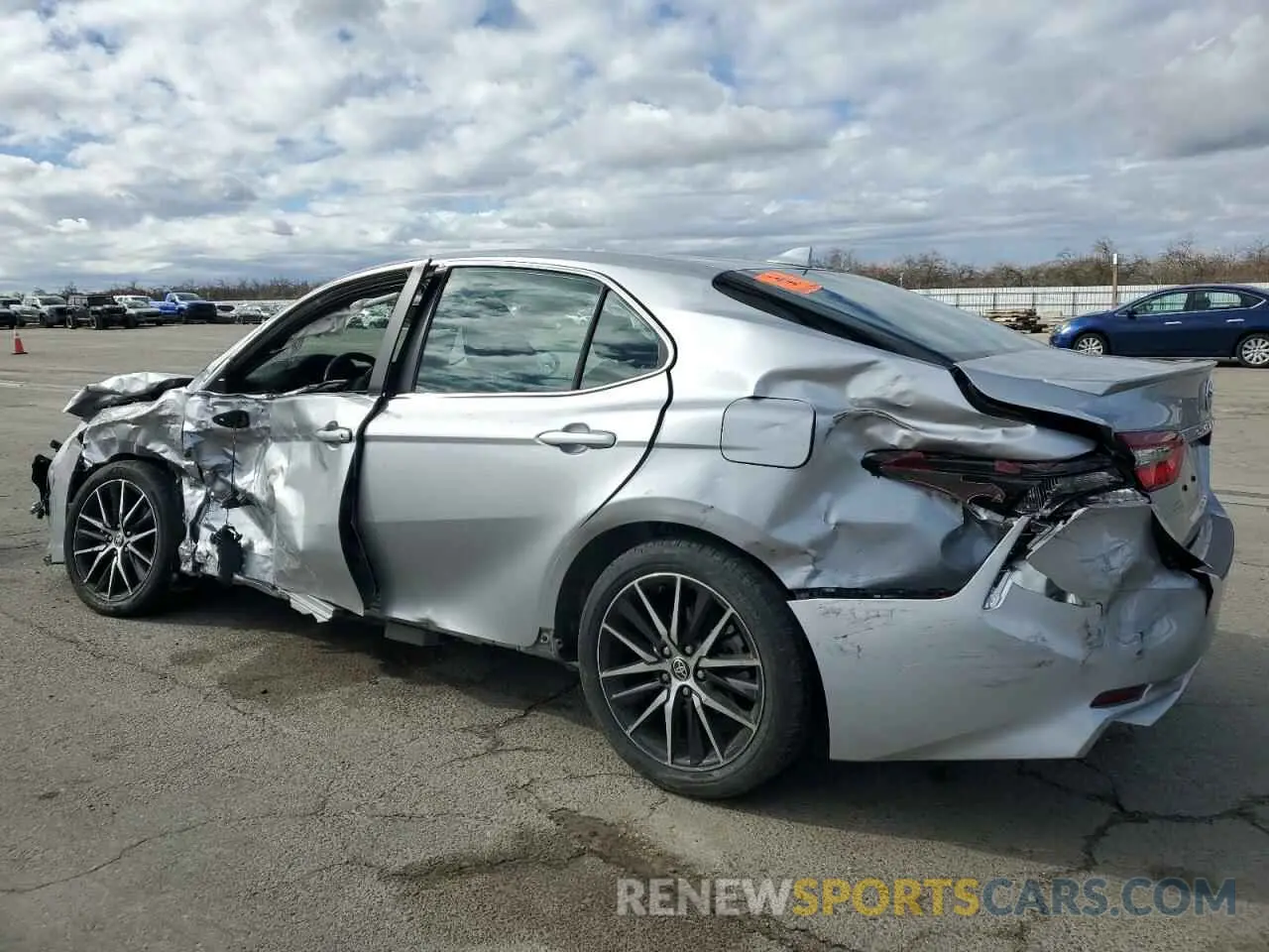 2 fotografías del automóvil dañado 4T1G11AK2RU853387 TOYOTA CAMRY 2024