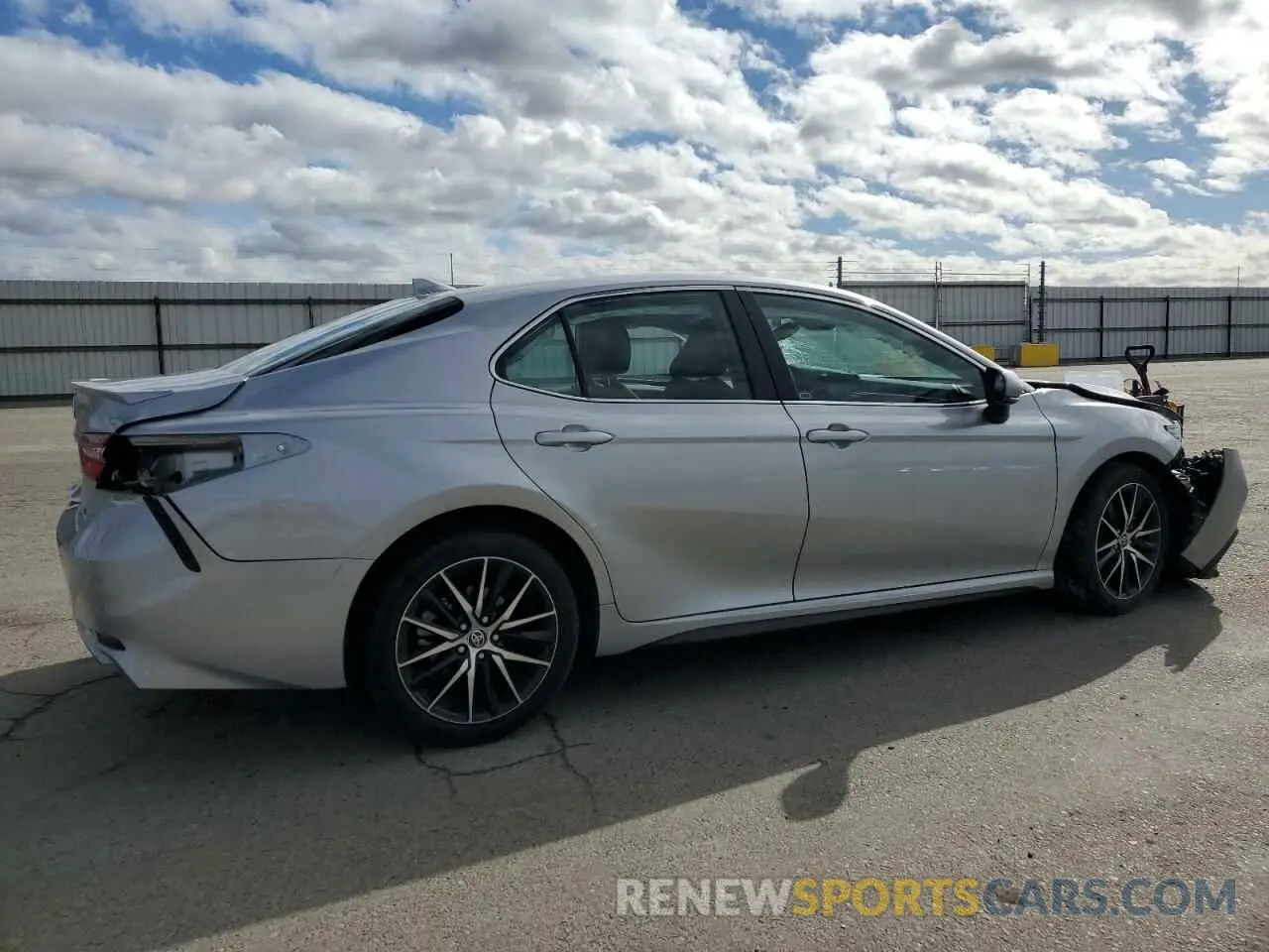 3 fotografías del automóvil dañado 4T1G11AK2RU853387 TOYOTA CAMRY 2024