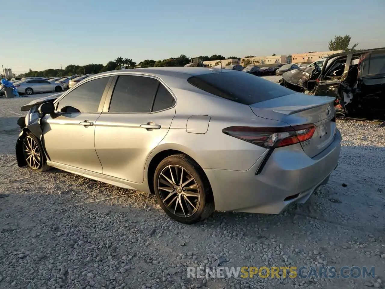 2 fotografías del automóvil dañado 4T1G11AK2RU856676 TOYOTA CAMRY 2024