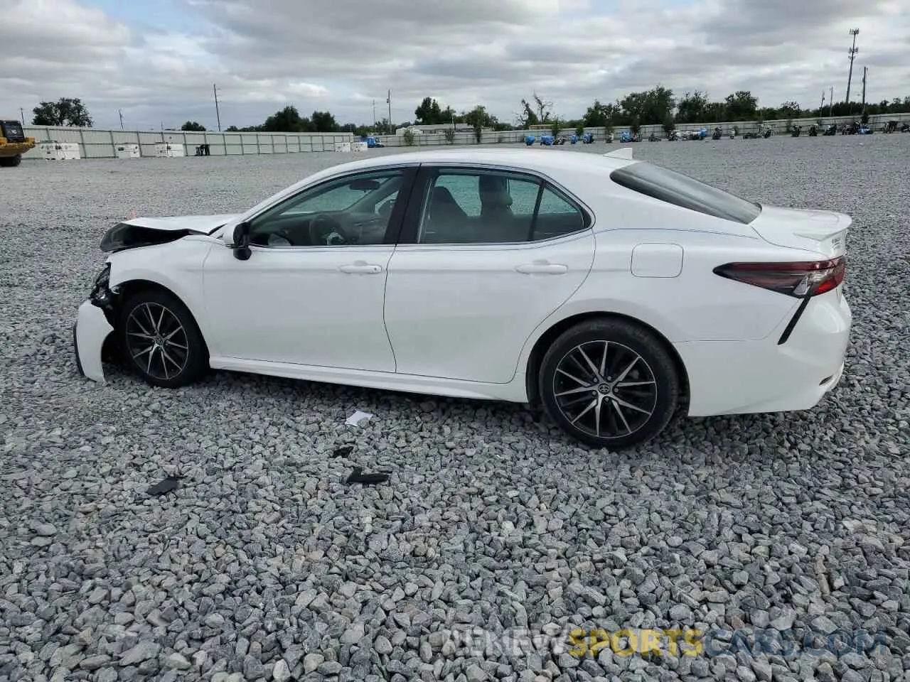 2 fotografías del automóvil dañado 4T1G11AK2RU862056 TOYOTA CAMRY 2024