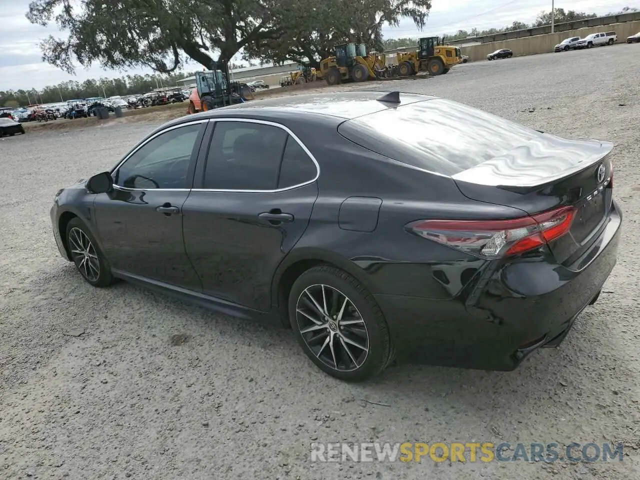 2 fotografías del automóvil dañado 4T1G11AK2RU880007 TOYOTA CAMRY 2024