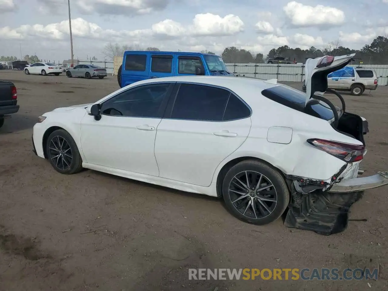 2 fotografías del automóvil dañado 4T1G11AK2RU883022 TOYOTA CAMRY 2024