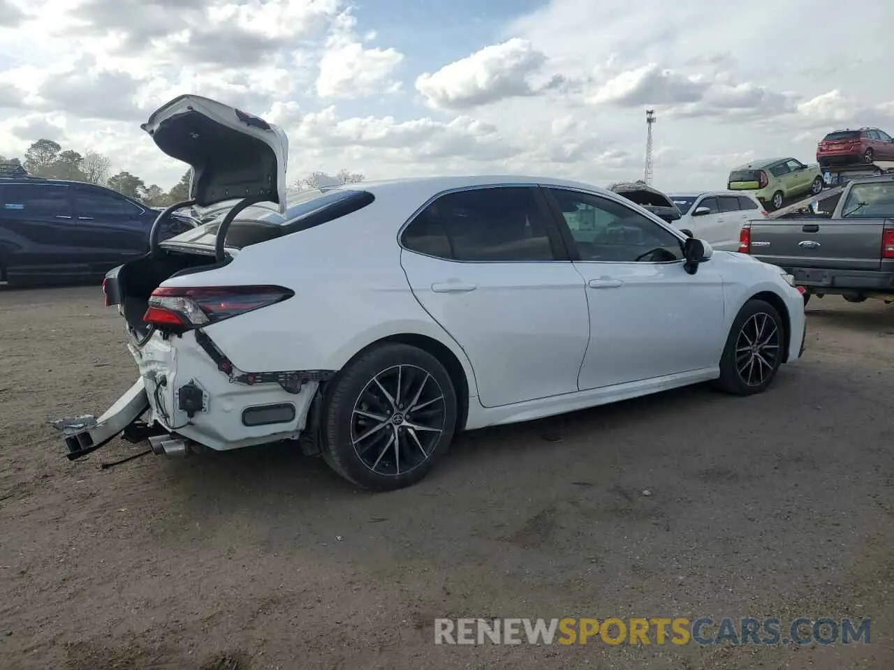3 fotografías del automóvil dañado 4T1G11AK2RU883022 TOYOTA CAMRY 2024