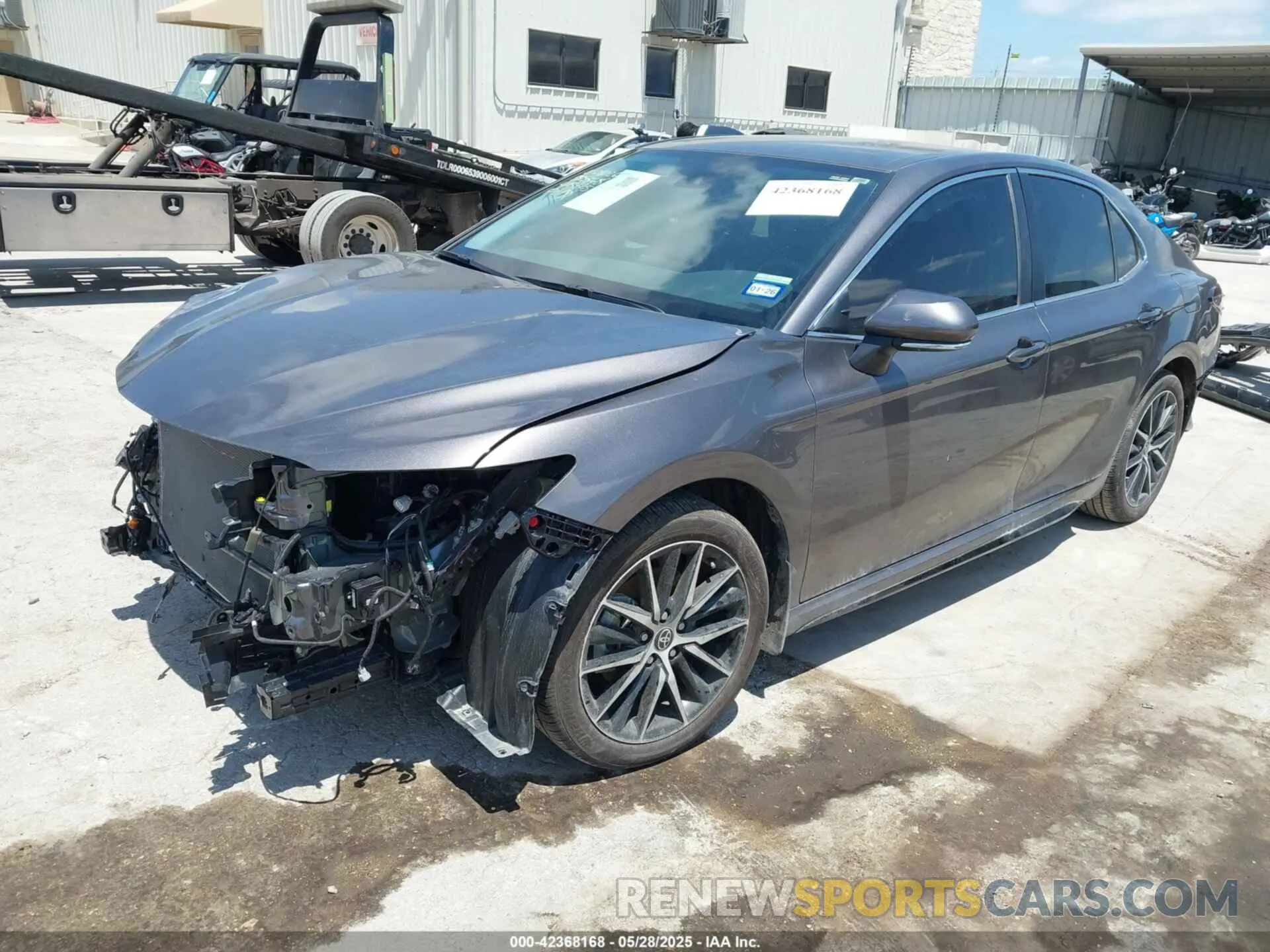 2 fotografías del automóvil dañado 4T1G11AK2RU885868 TOYOTA CAMRY 2024