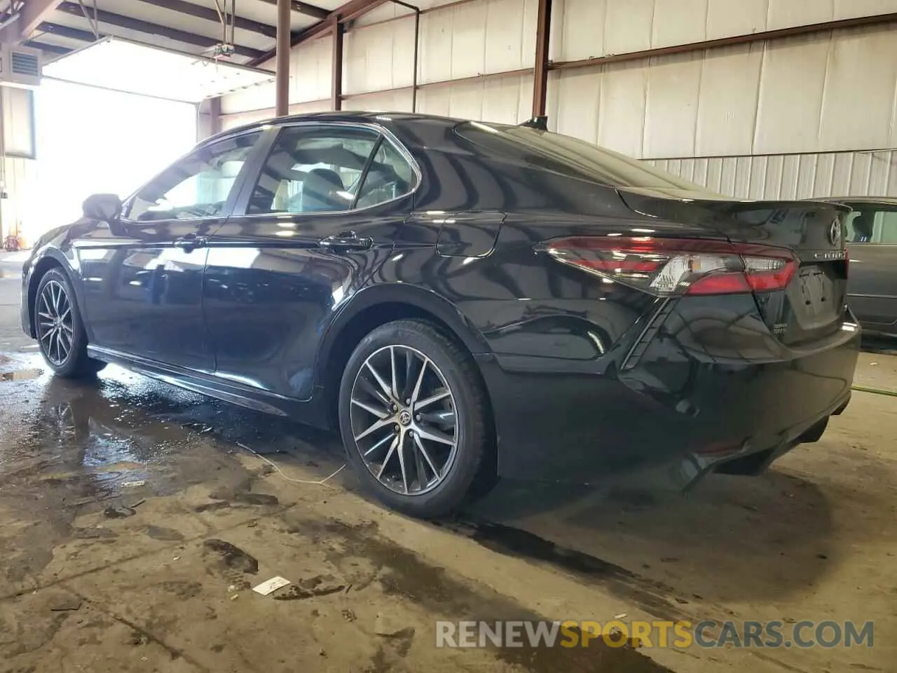 2 fotografías del automóvil dañado 4T1G11AK2RU918707 TOYOTA CAMRY 2024
