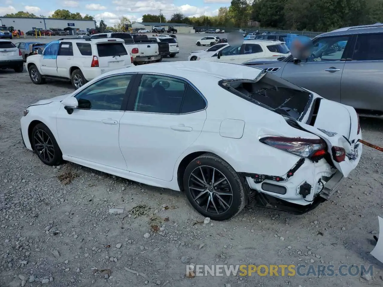 2 fotografías del automóvil dañado 4T1G11AK2RU919615 TOYOTA CAMRY 2024