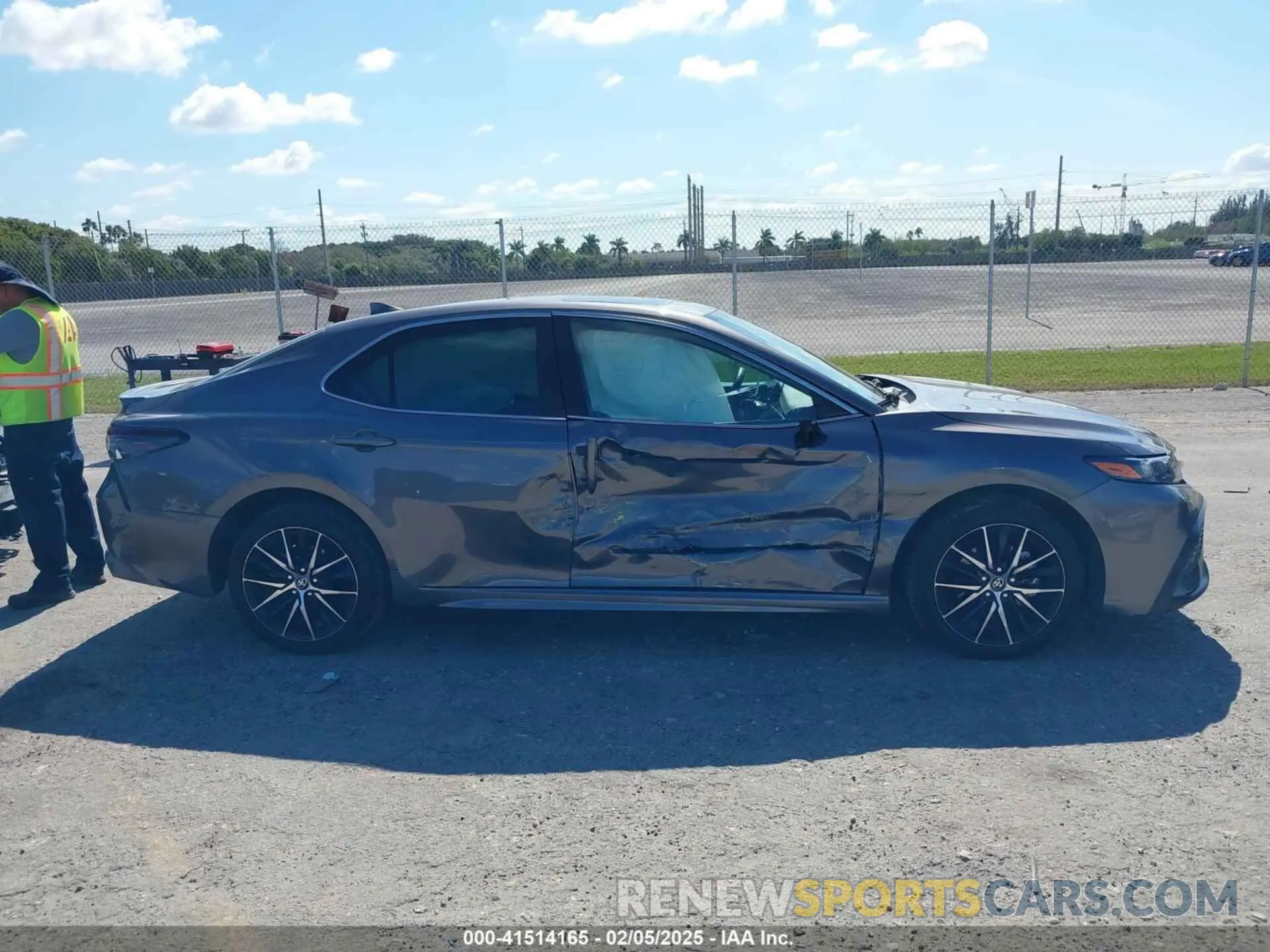 14 fotografías del automóvil dañado 4T1G11AK2RU919839 TOYOTA CAMRY 2024