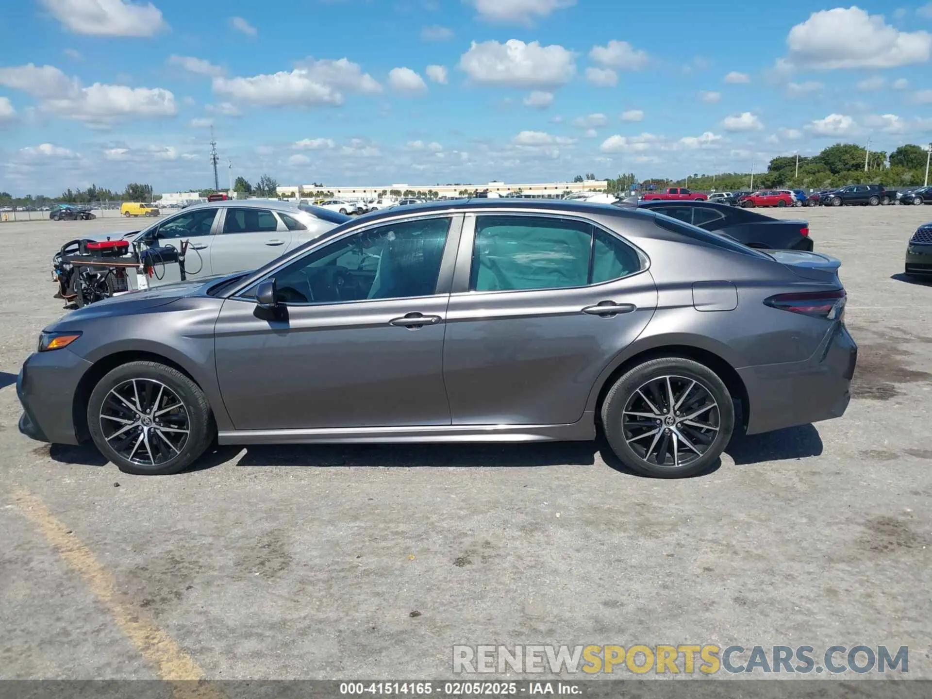 15 fotografías del automóvil dañado 4T1G11AK2RU919839 TOYOTA CAMRY 2024