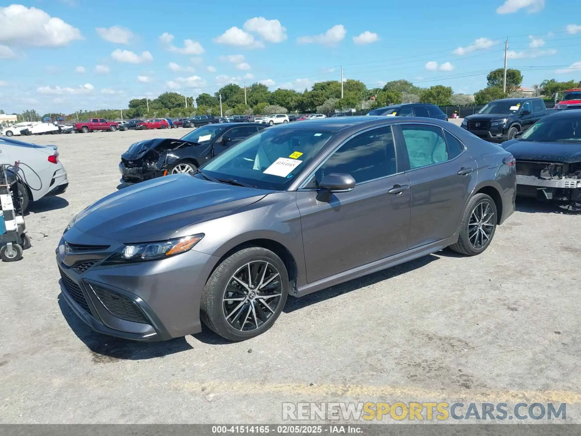 2 fotografías del automóvil dañado 4T1G11AK2RU919839 TOYOTA CAMRY 2024