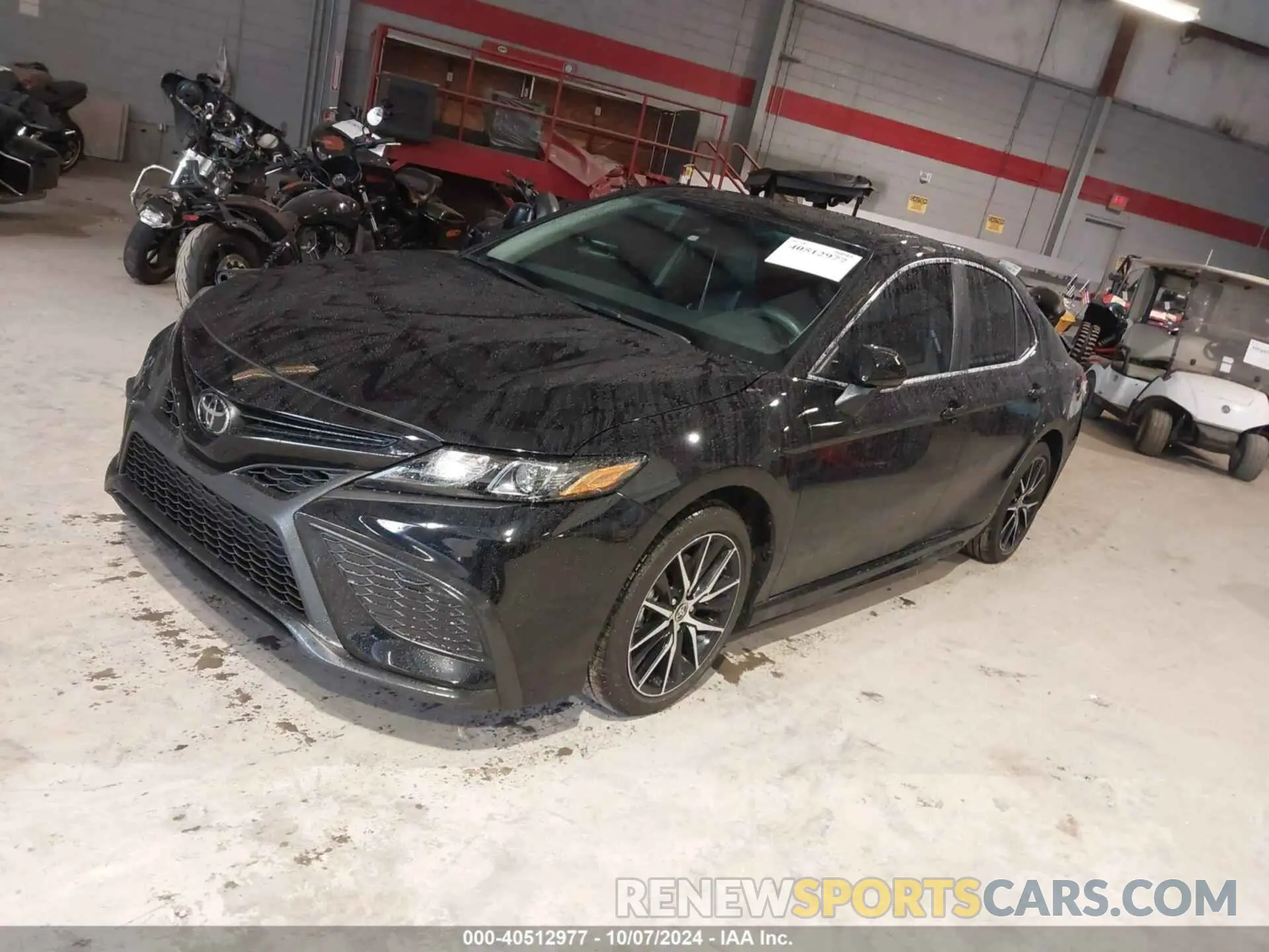 2 fotografías del automóvil dañado 4T1G11AK2RU921686 TOYOTA CAMRY 2024