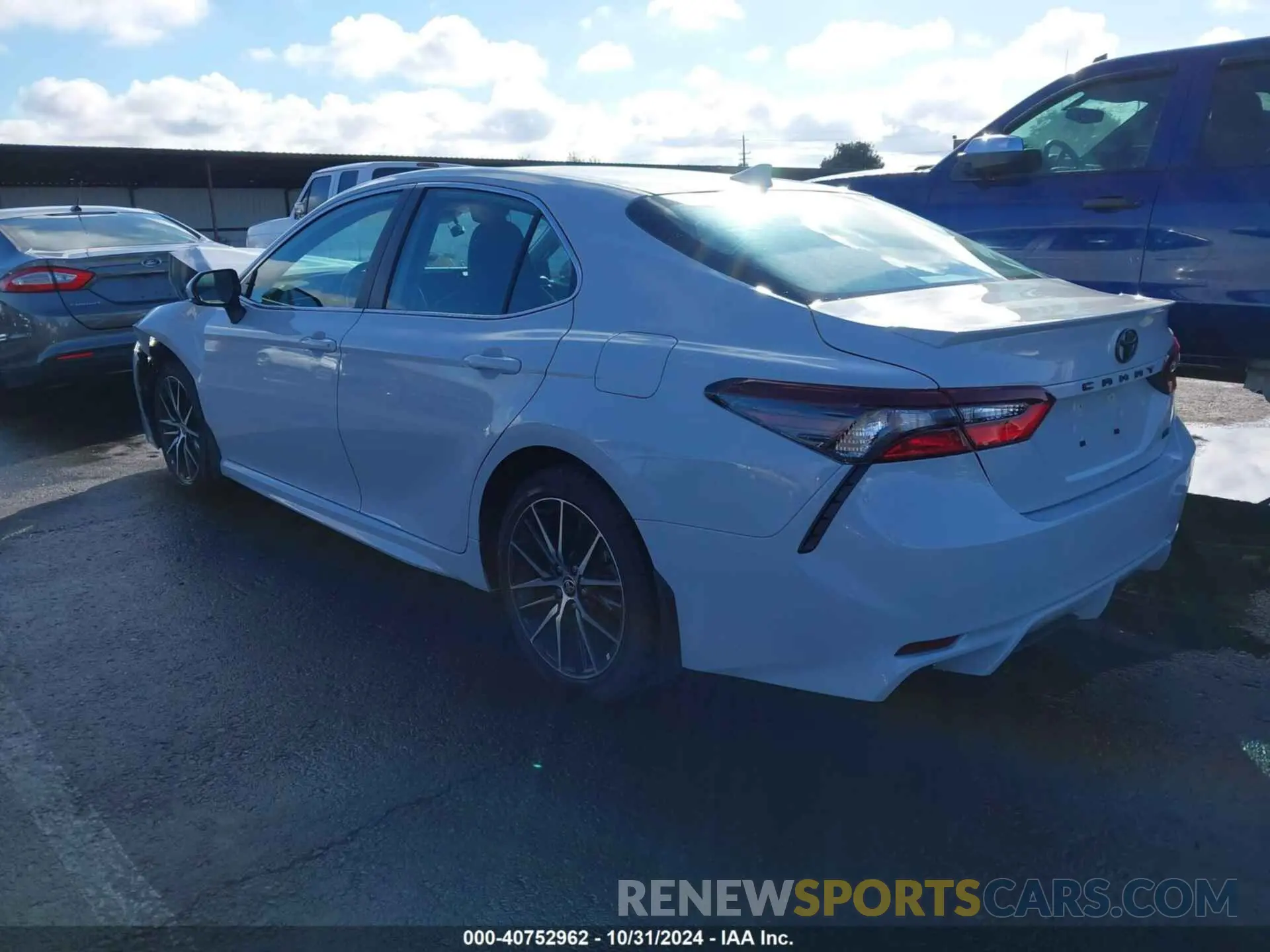 3 fotografías del automóvil dañado 4T1G11AK3RU207744 TOYOTA CAMRY 2024