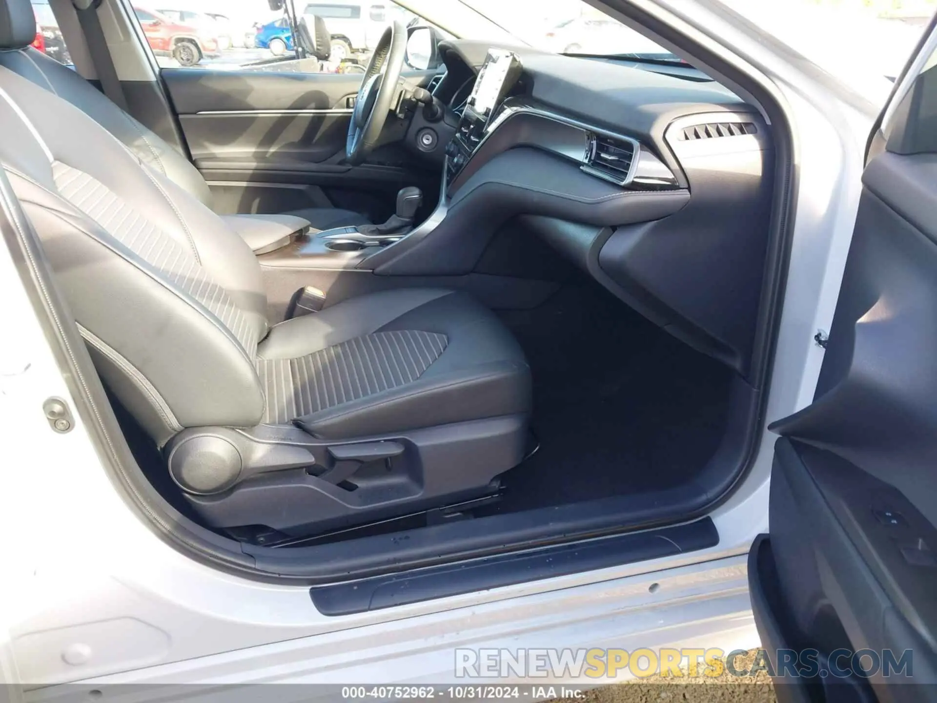 5 fotografías del automóvil dañado 4T1G11AK3RU207744 TOYOTA CAMRY 2024