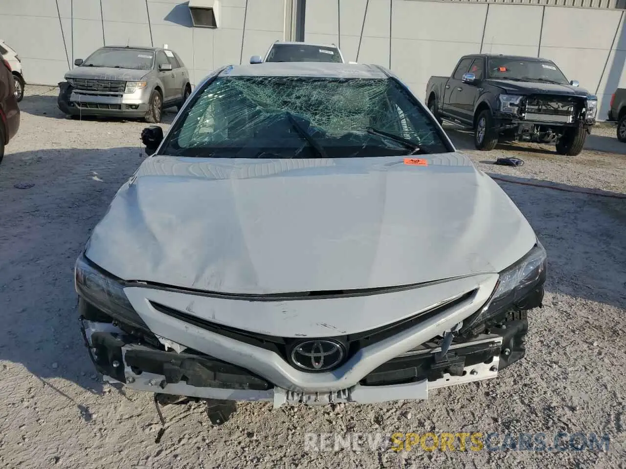 5 fotografías del automóvil dañado 4T1G11AK3RU218856 TOYOTA CAMRY 2024
