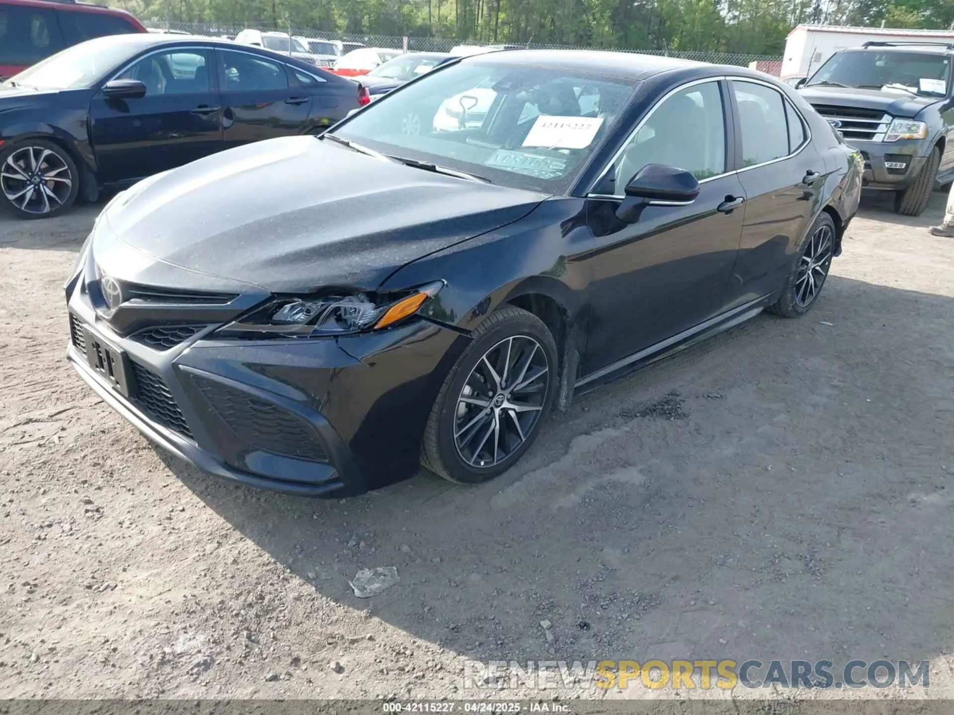 2 fotografías del automóvil dañado 4T1G11AK3RU259780 TOYOTA CAMRY 2024