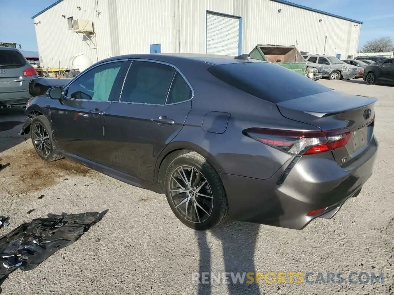 2 fotografías del automóvil dañado 4T1G11AK3RU847579 TOYOTA CAMRY 2024