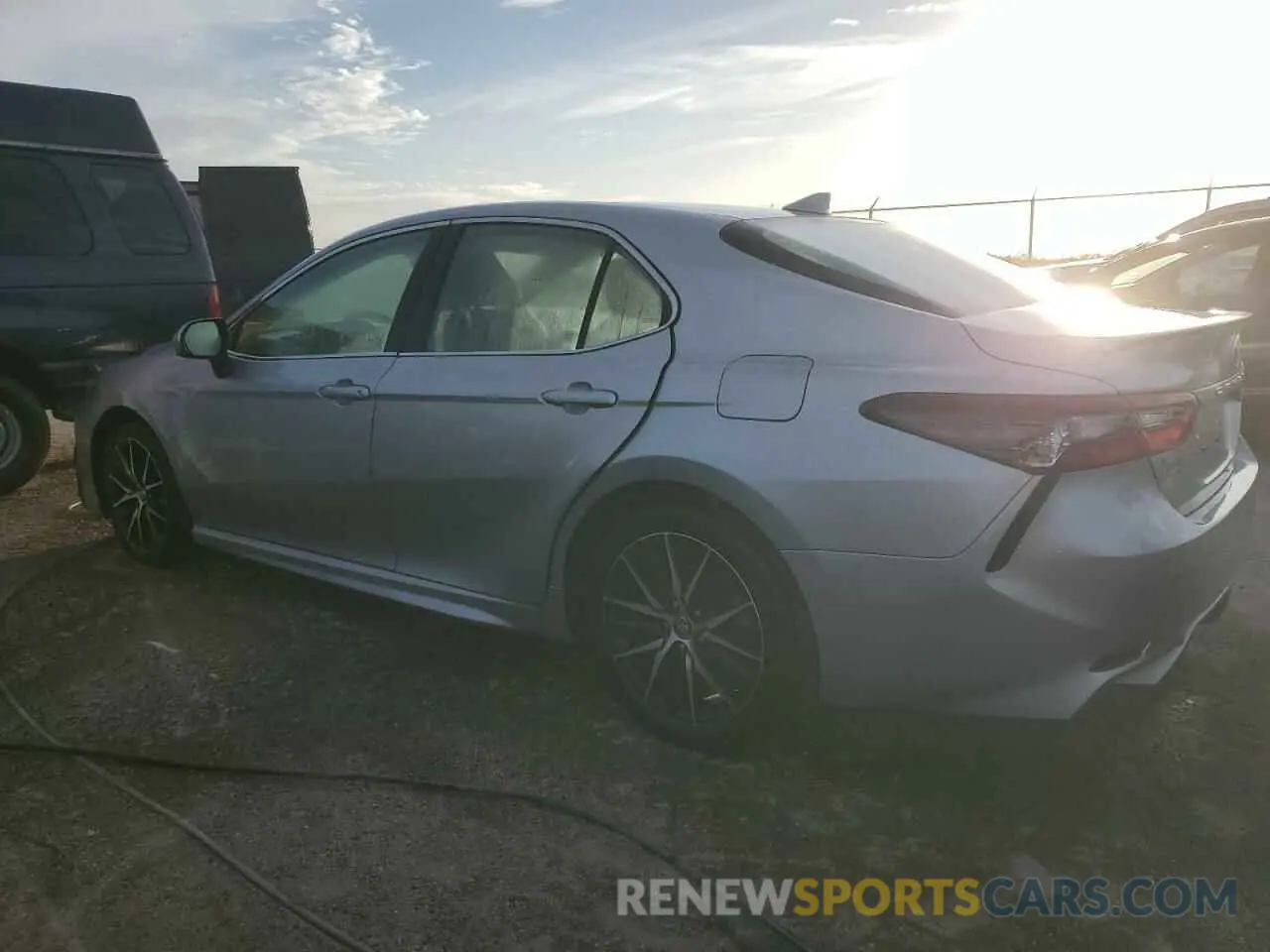 2 fotografías del automóvil dañado 4T1G11AK3RU853267 TOYOTA CAMRY 2024
