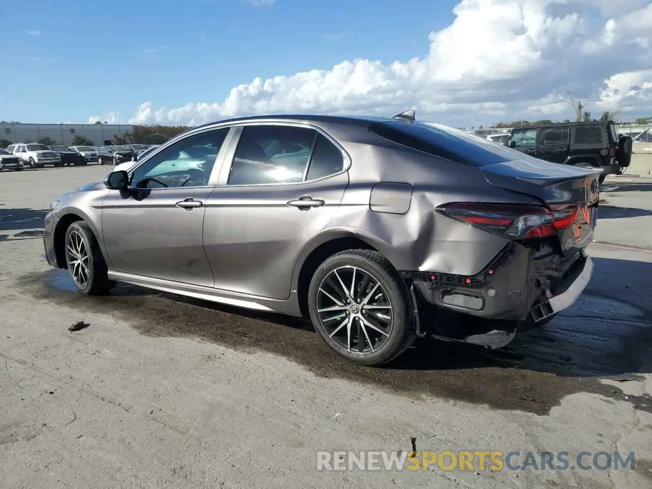 2 fotografías del automóvil dañado 4T1G11AK3RU862065 TOYOTA CAMRY 2024