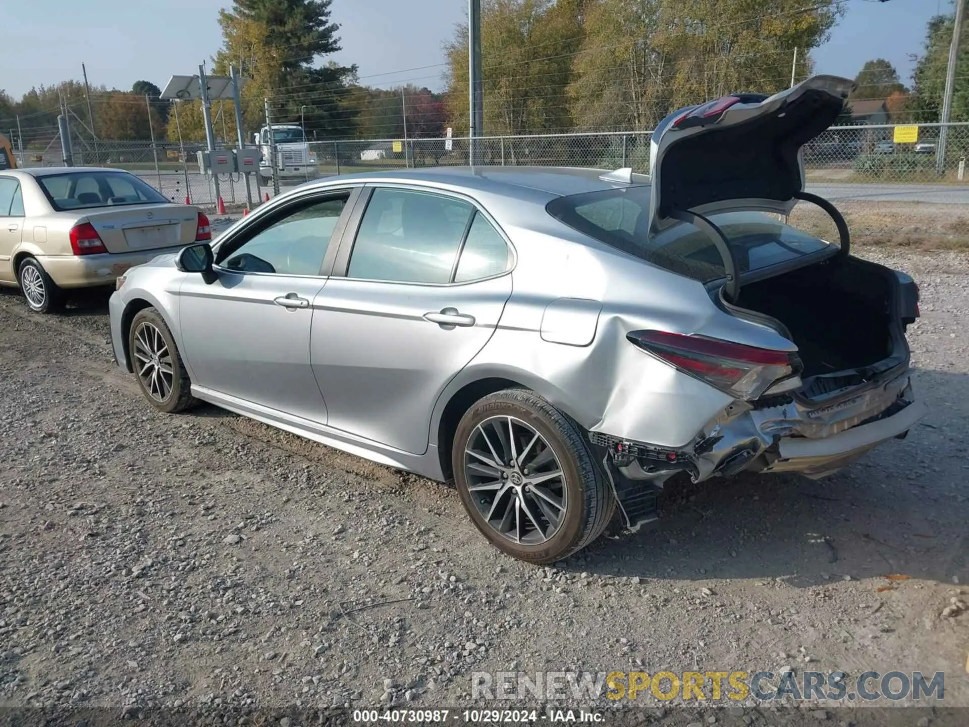 3 fotografías del automóvil dañado 4T1G11AK3RU895857 TOYOTA CAMRY 2024
