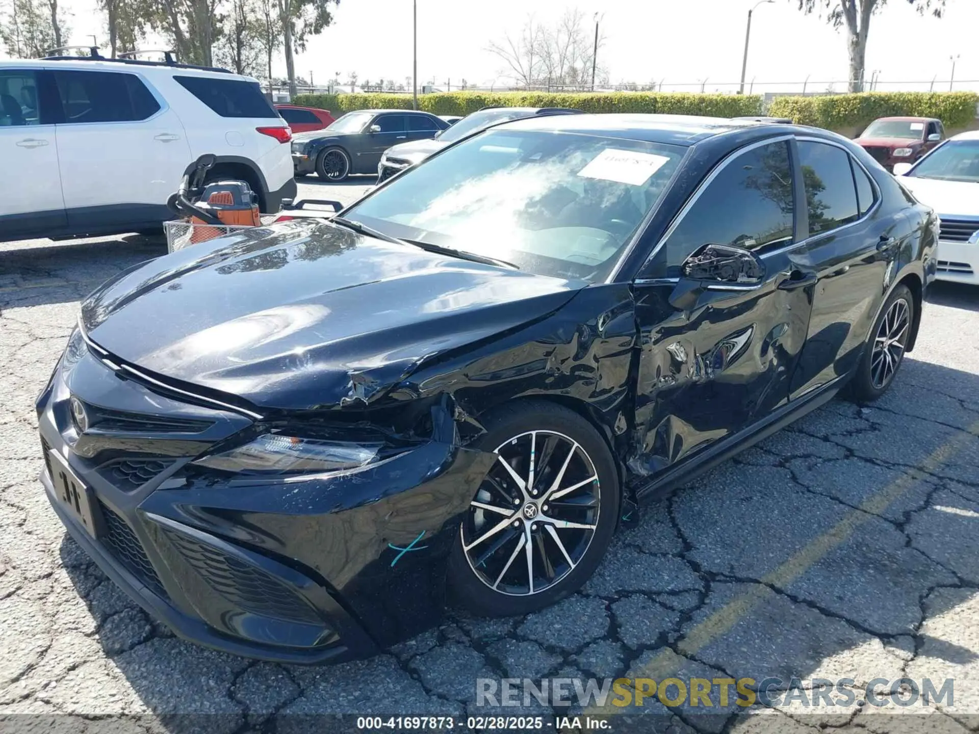 2 fotografías del automóvil dañado 4T1G11AK3RU906310 TOYOTA CAMRY 2024